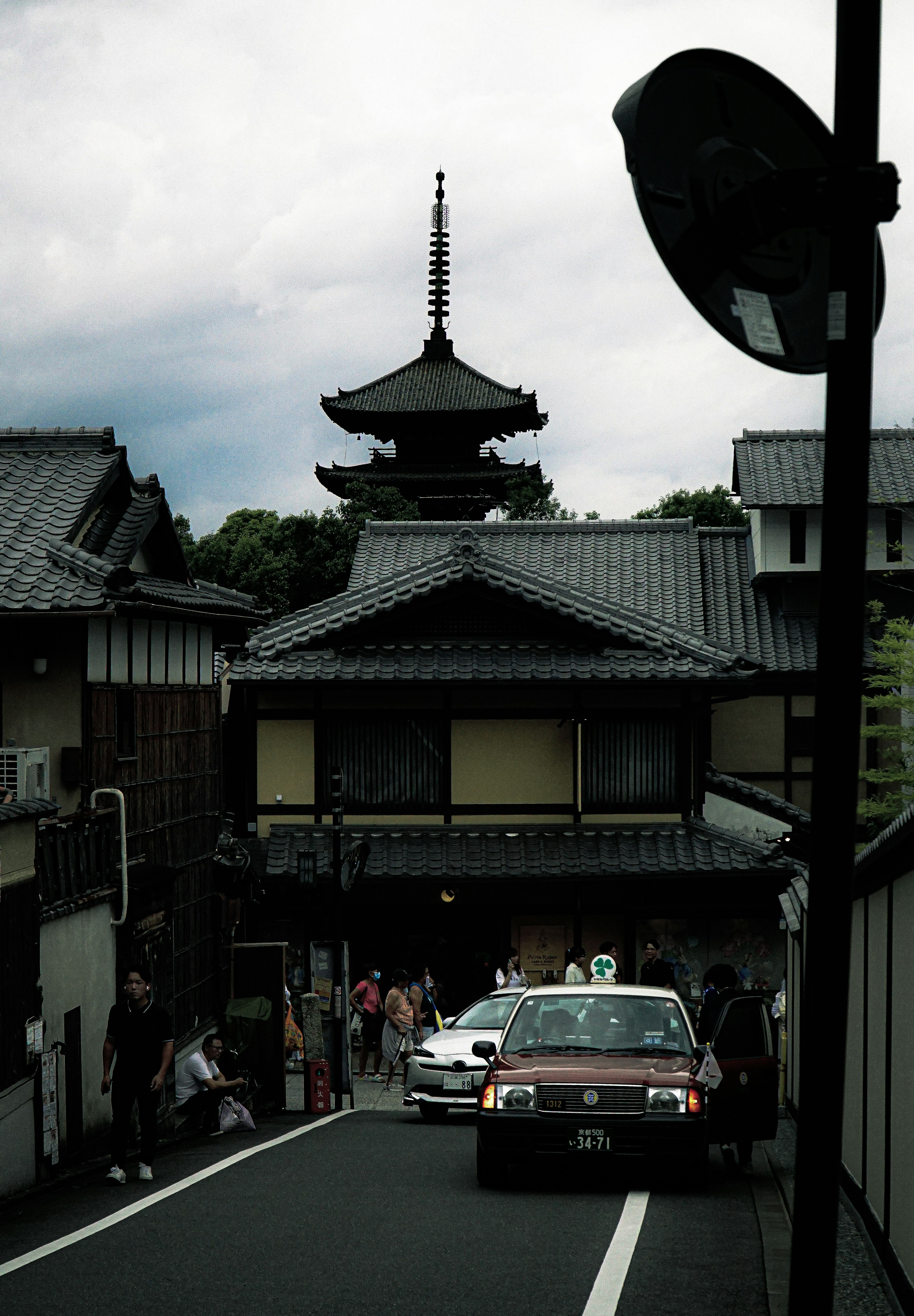 传统日本建筑和街道上的出租车