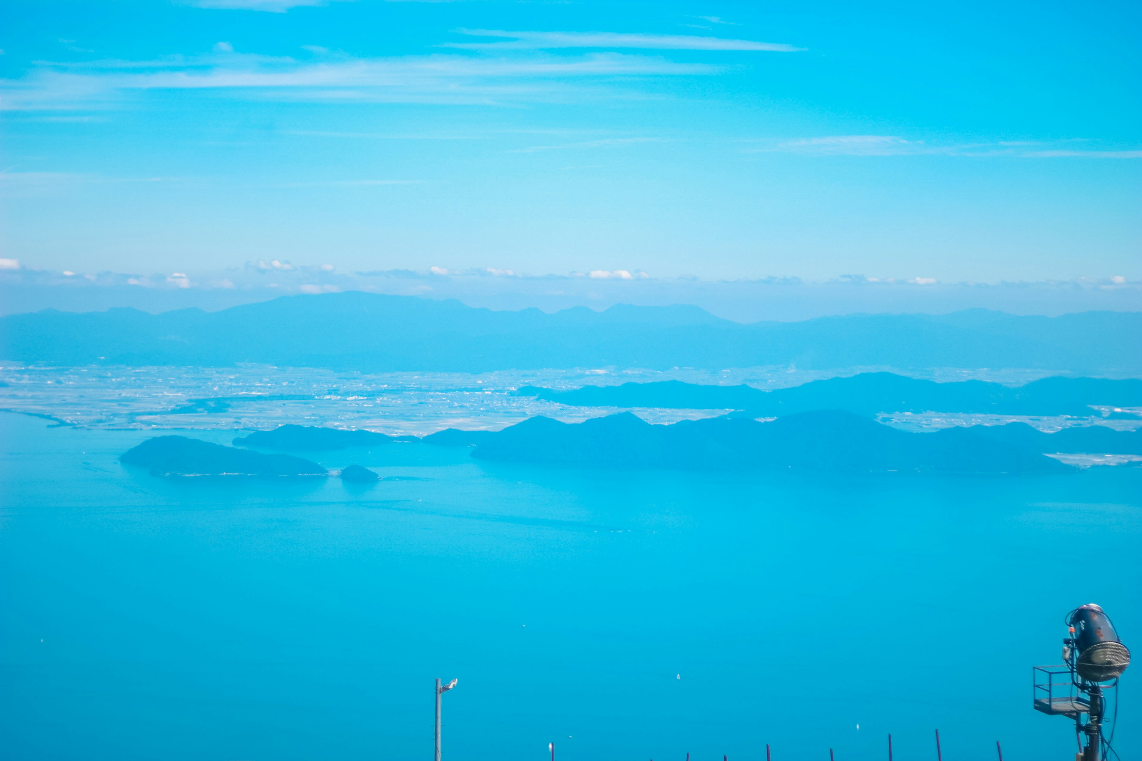 Vue panoramique de la mer bleue et des montagnes sous un ciel dégagé