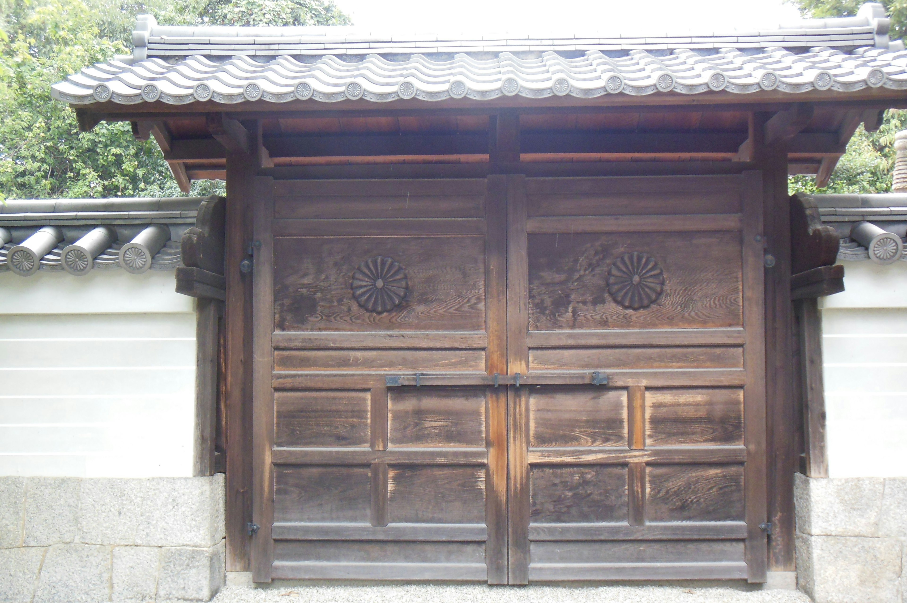 Porte en bois traditionnelle avec mur en pierre dans l'architecture japonaise