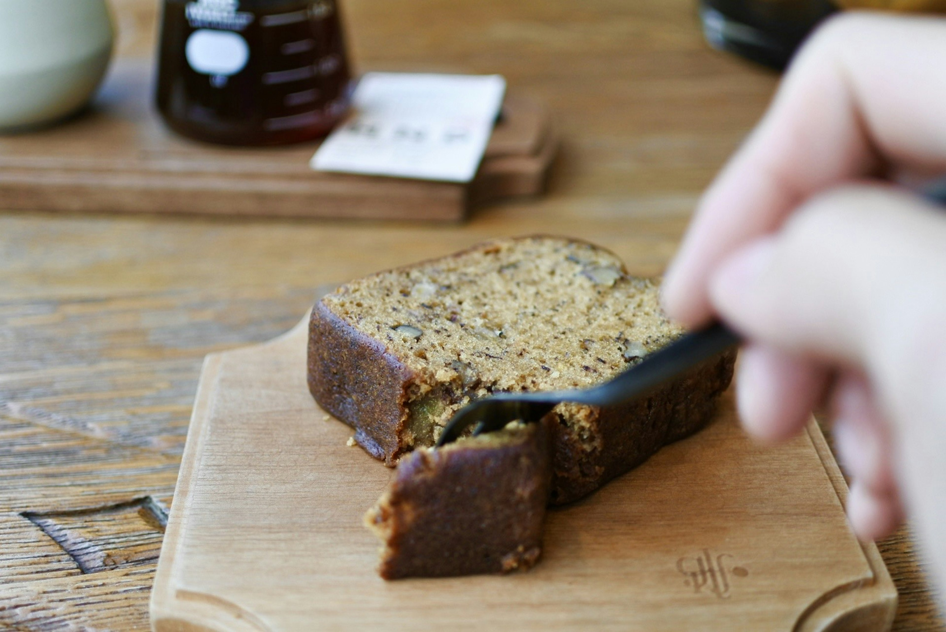 Une tranche de dessert cuit coupée avec une cuillère tenue à la main