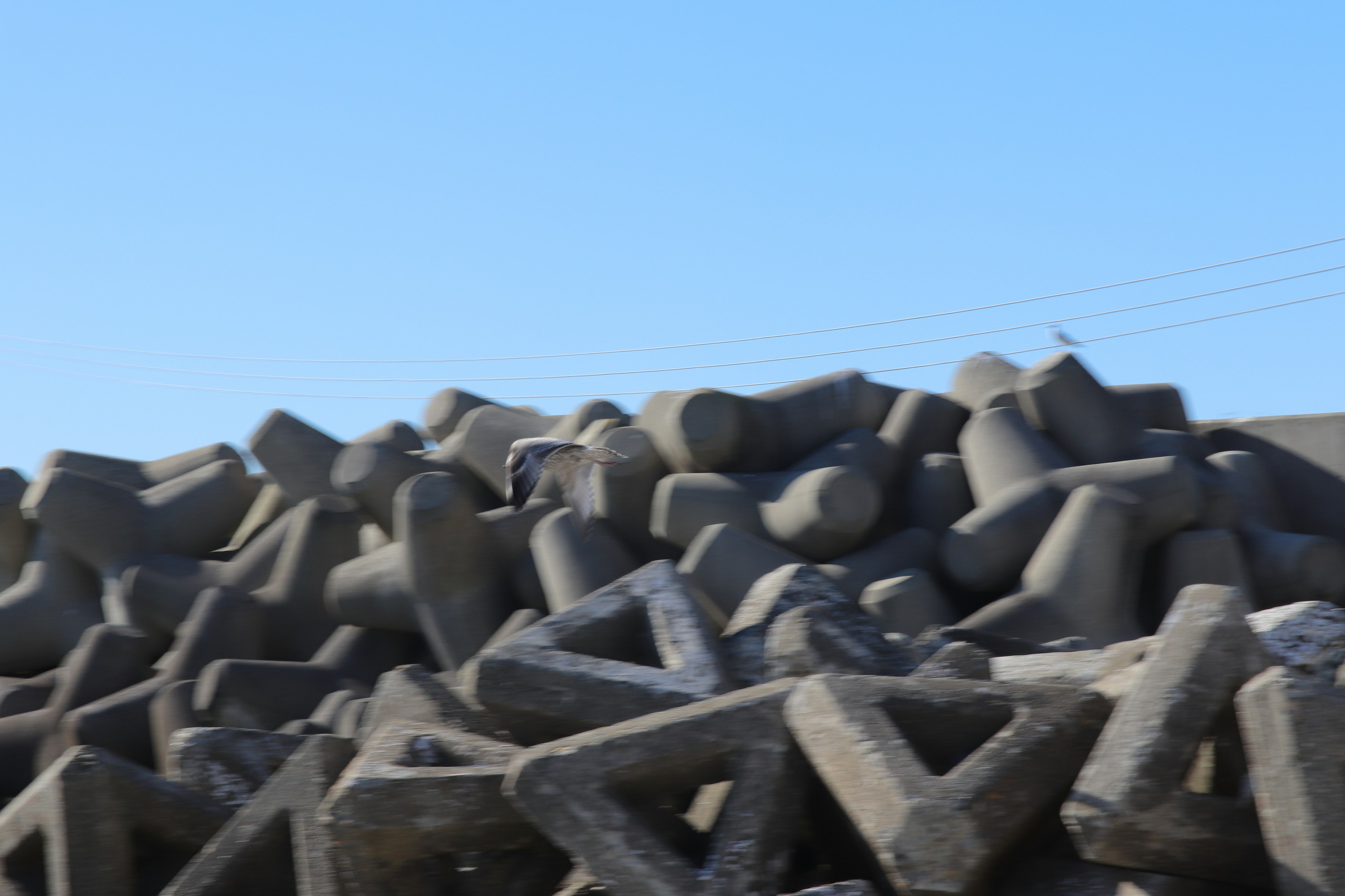 Un tas de blocs en béton sous un ciel bleu