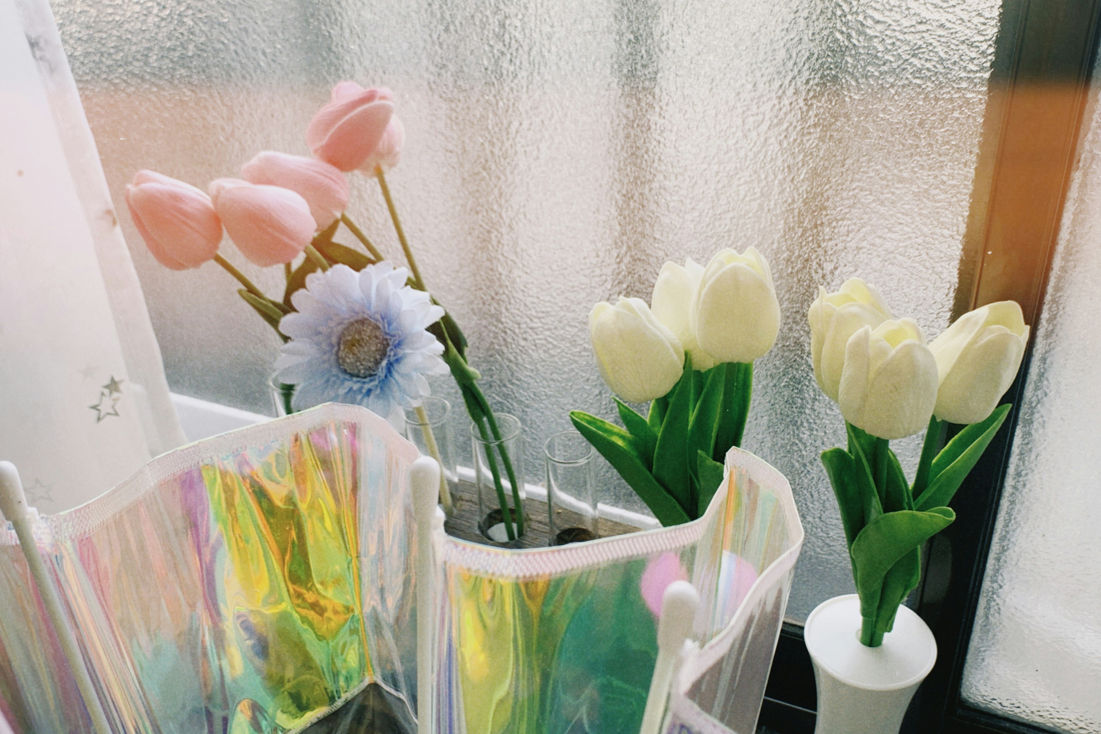 Arrangement coloré de fleurs roses et de tulipes blanches dans un vase