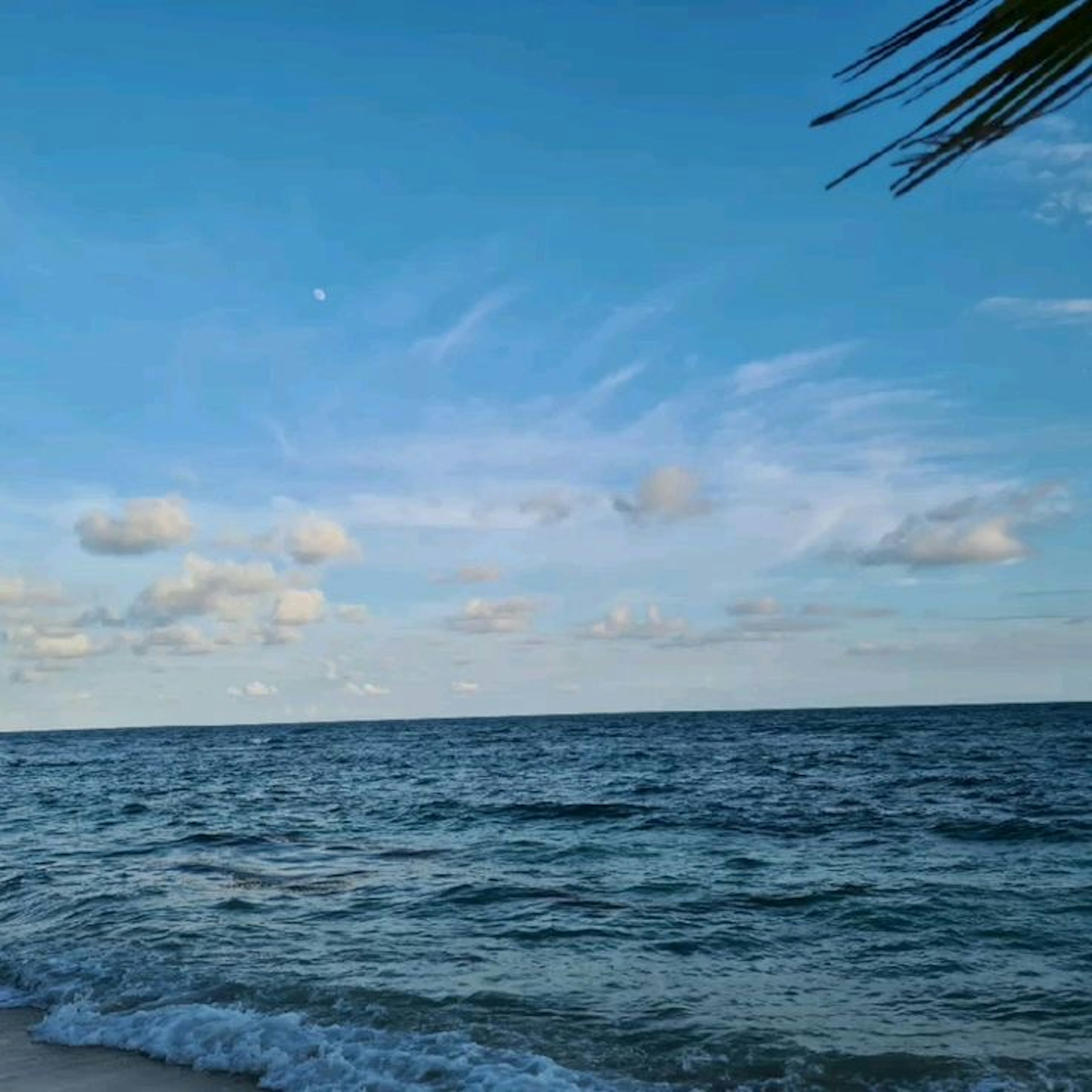 青い海と空に浮かぶ白い雲の風景