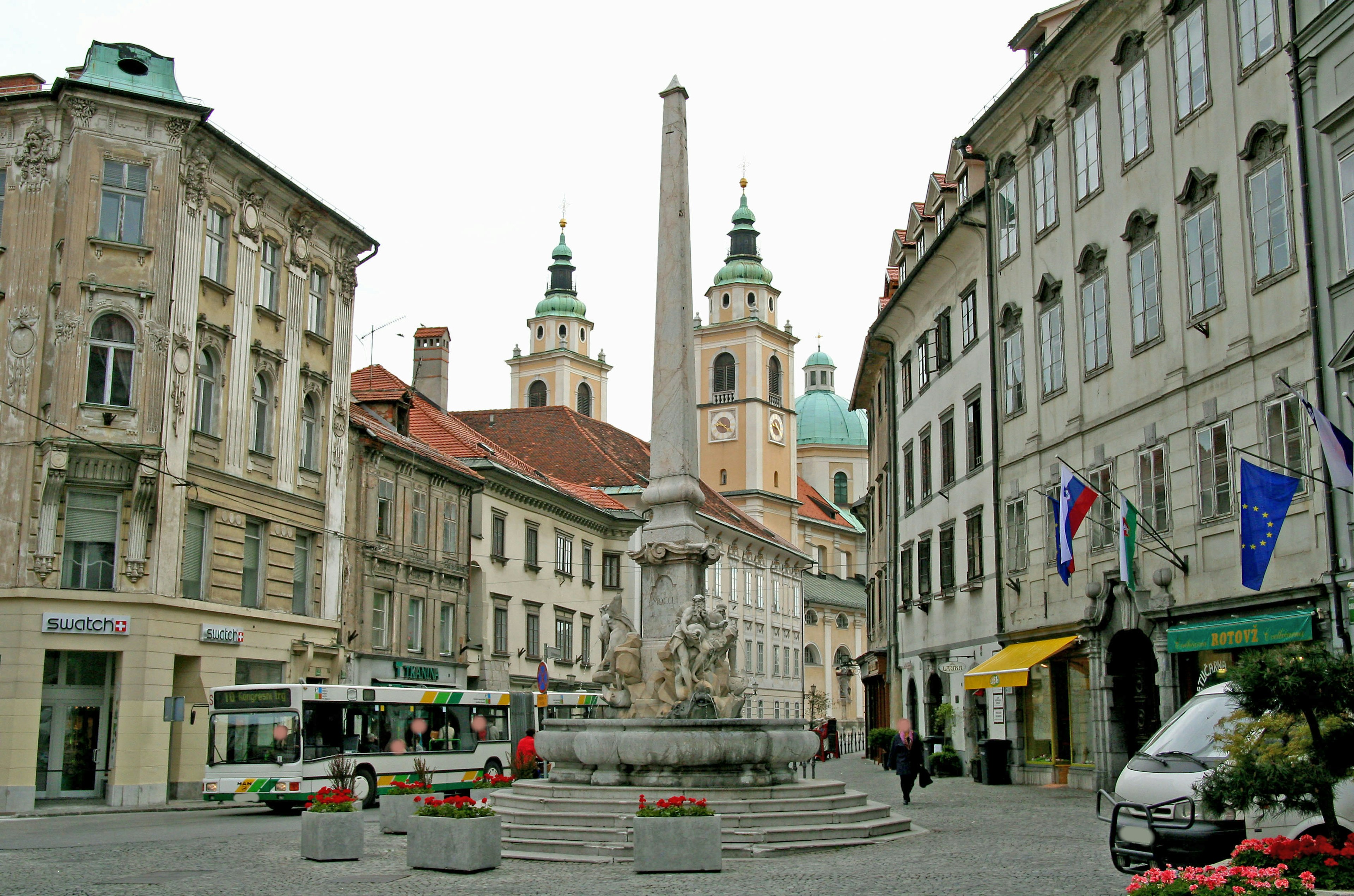 Blick auf einen Platz in Ljubljana mit Brunnen und historischen Gebäuden