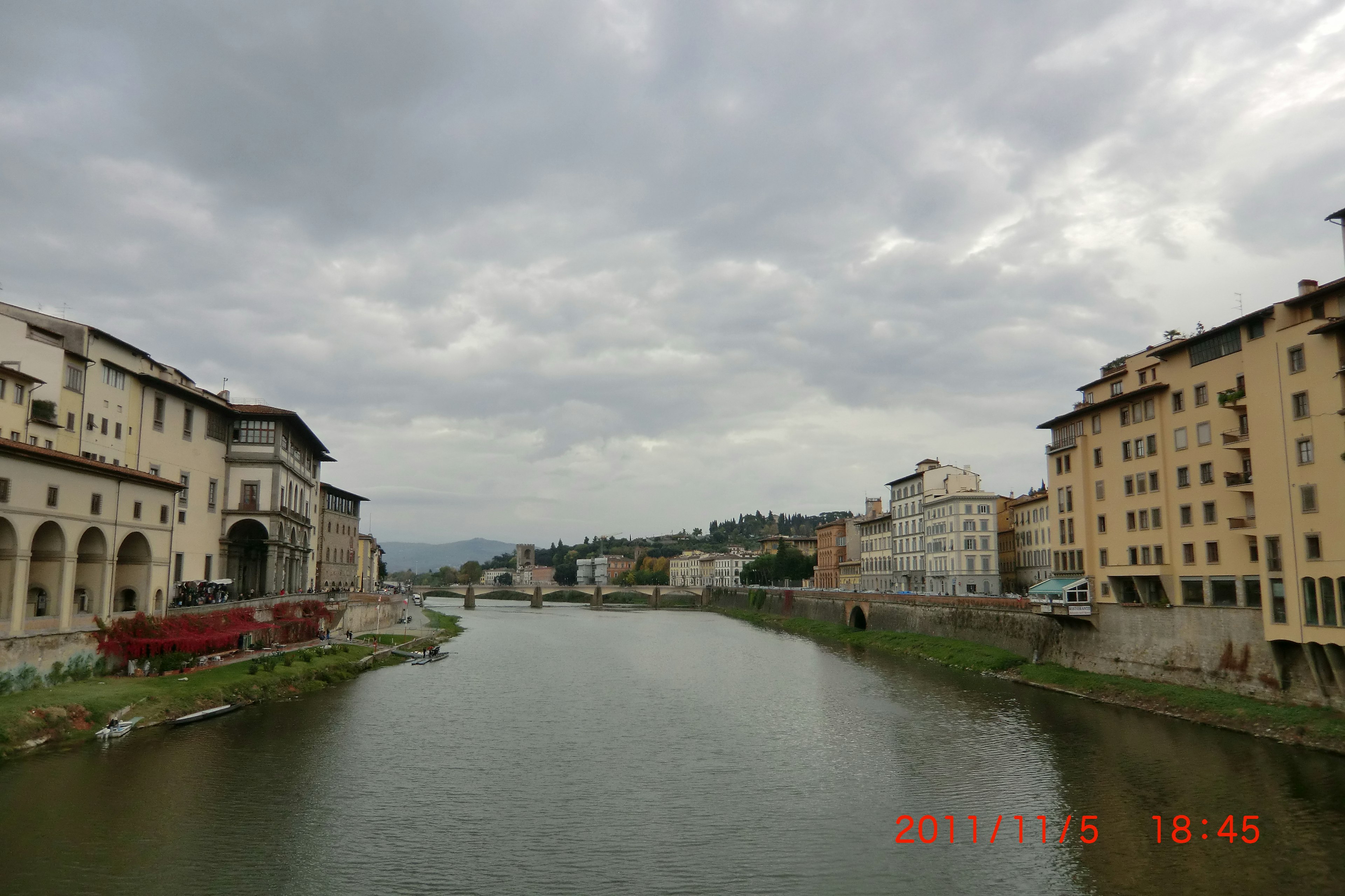 Blick auf den Arno mit Gebäuden am Ufer