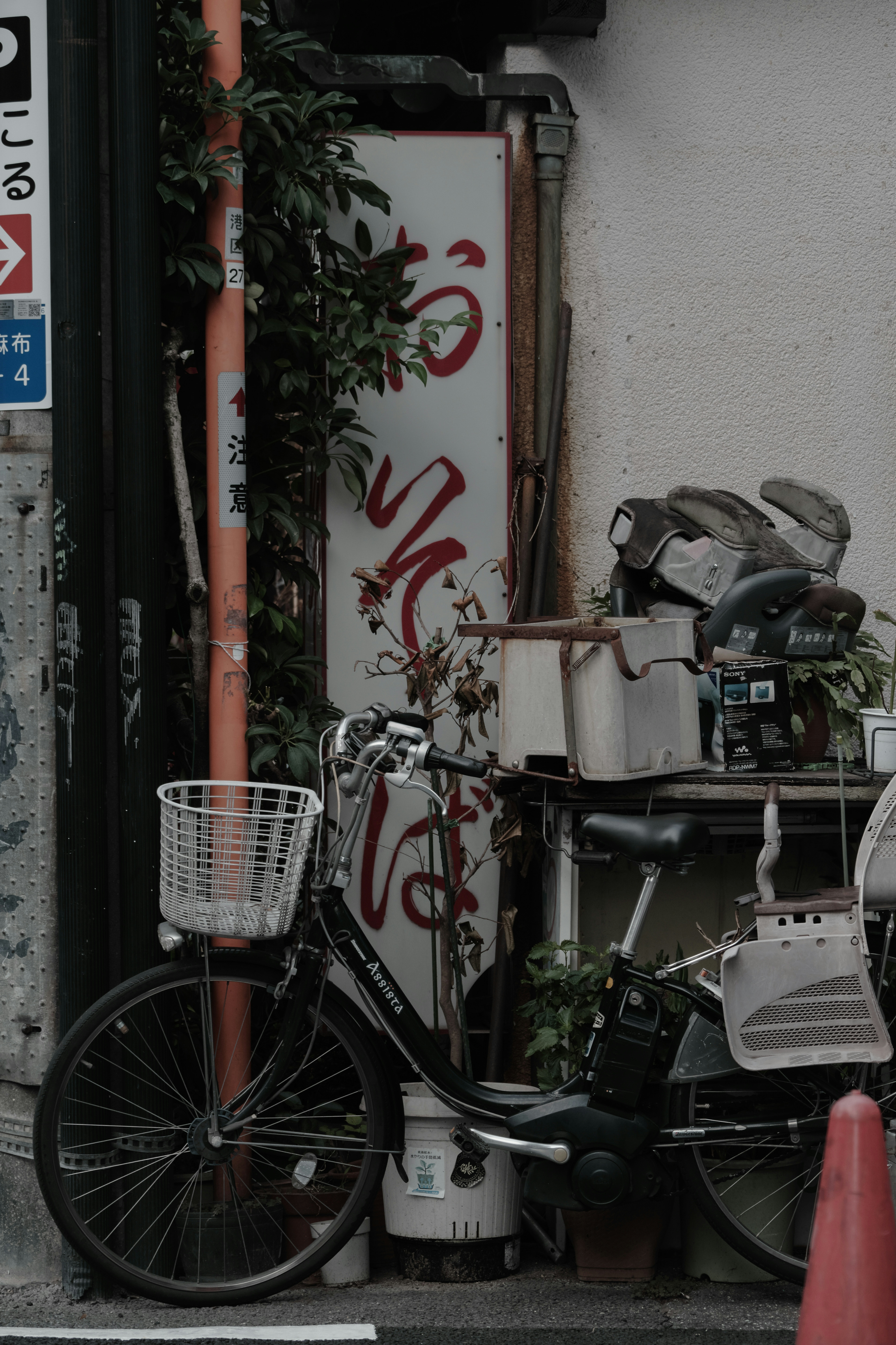 Scène urbaine avec un vélo et un panneau