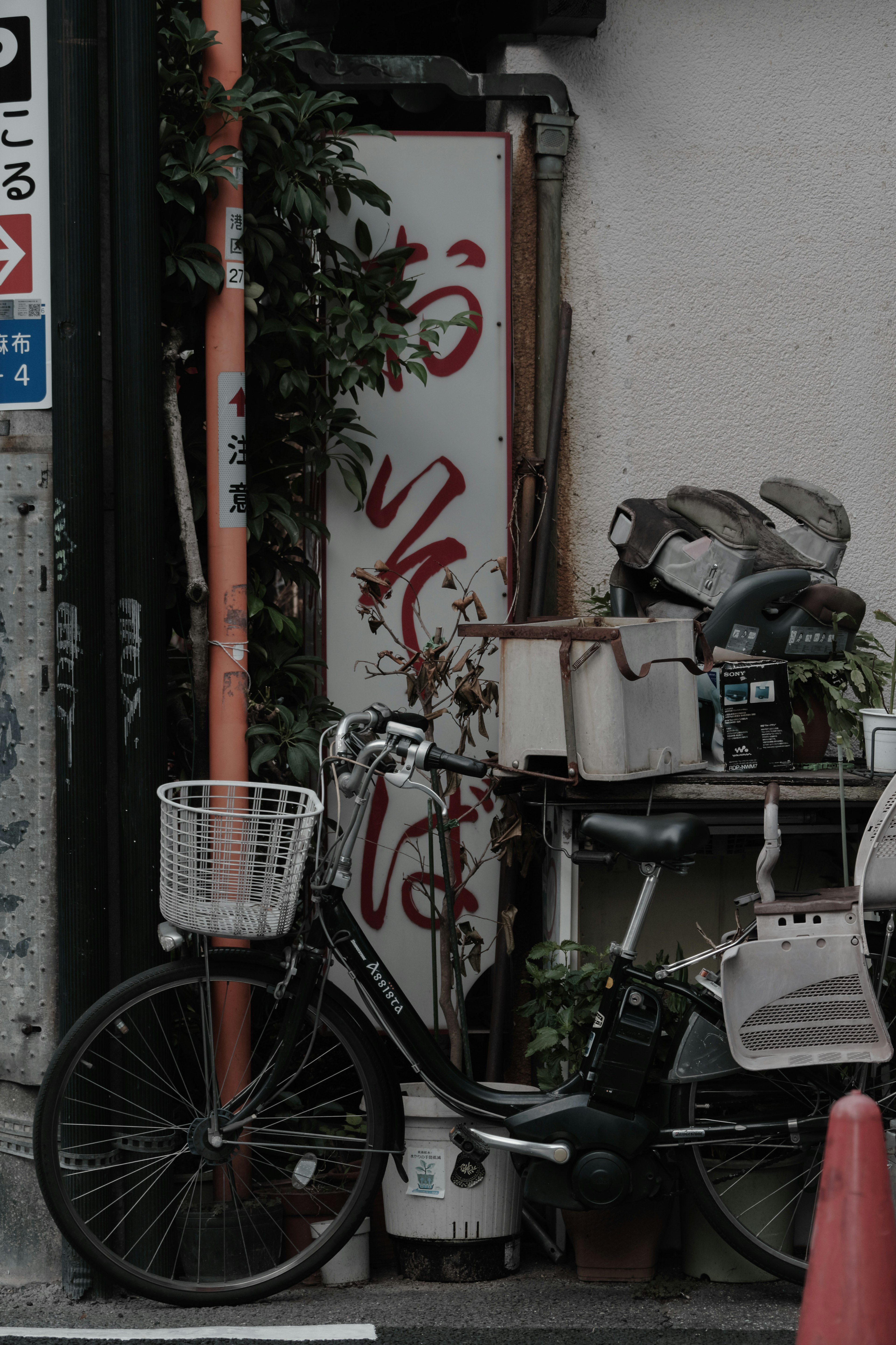 Scena urbana con una bicicletta e un cartello