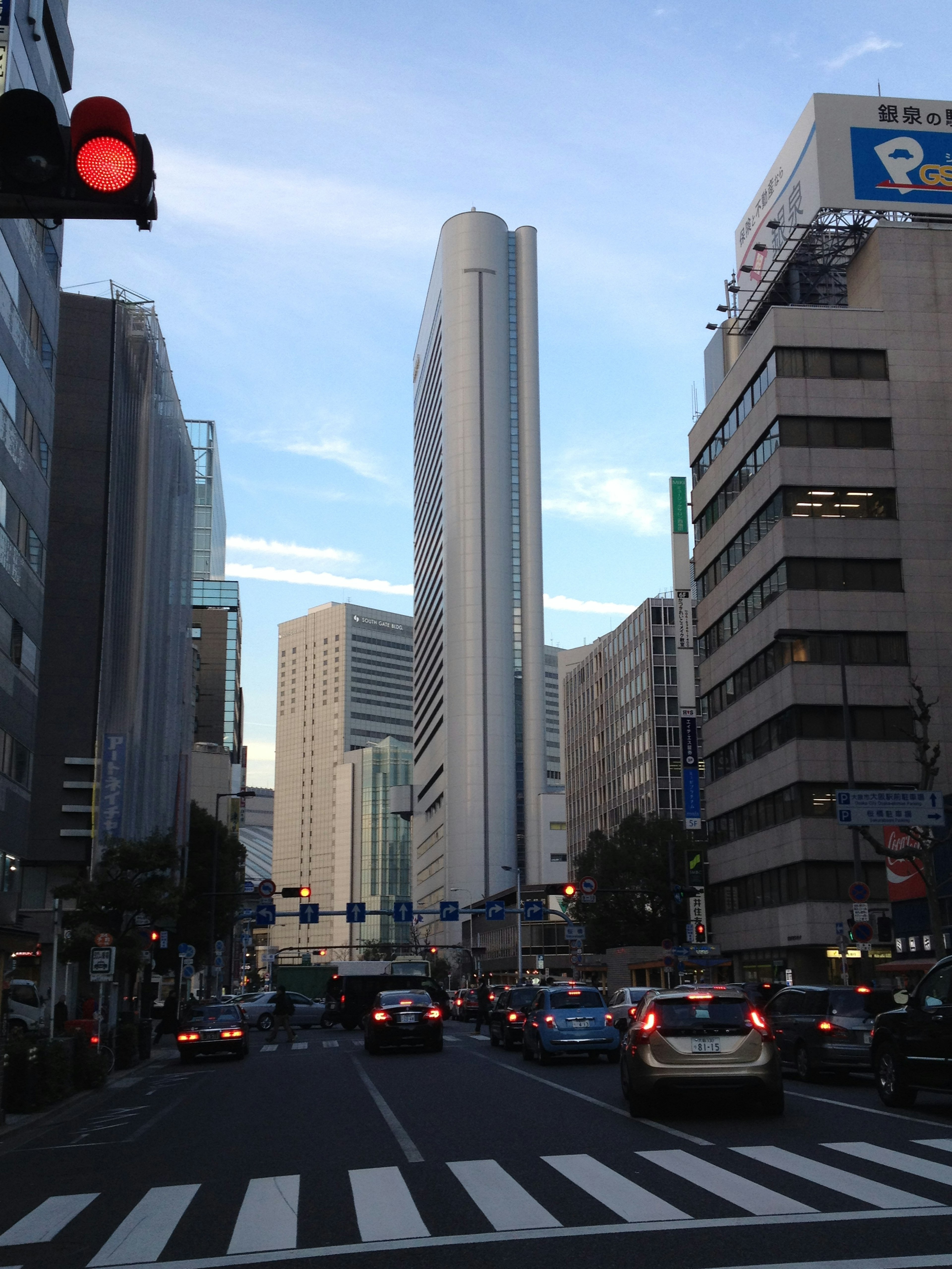 高層ビルが立ち並ぶ都市の風景 赤信号の交差点