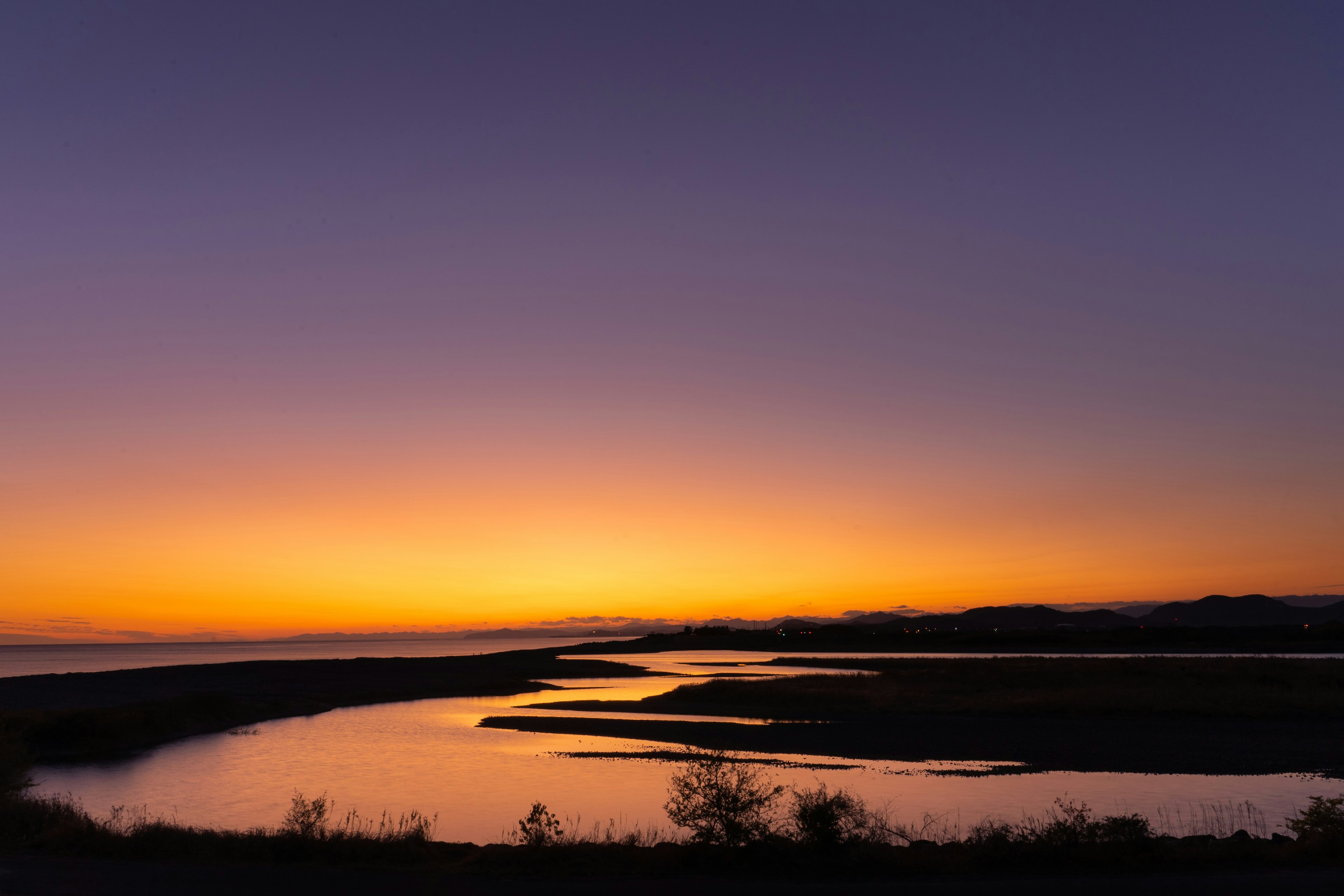 美しい夕焼けの景色が広がる川の風景