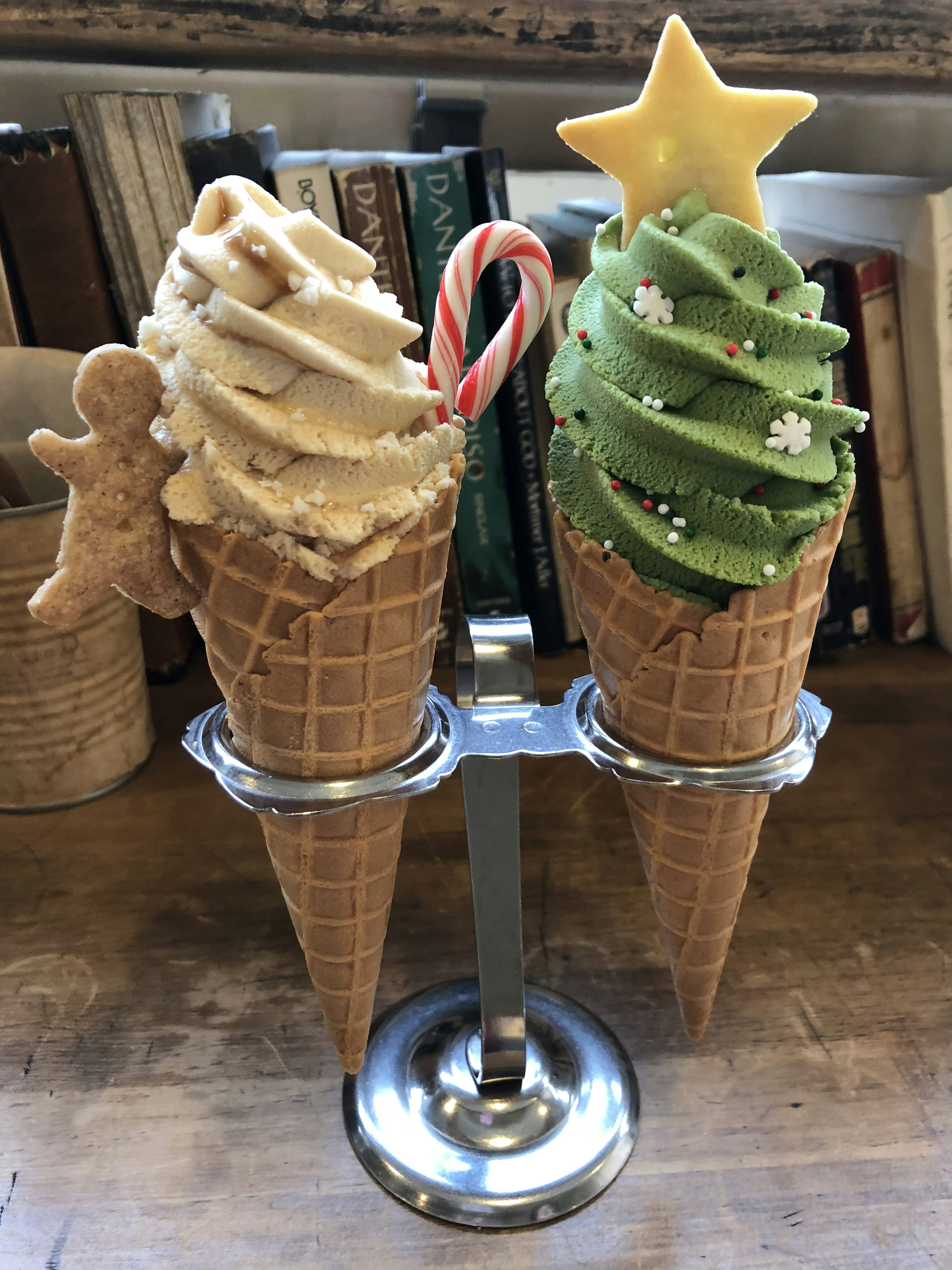 Dos conos de helado navideños con una galleta de jengibre a la izquierda y un cono verde con una estrella a la derecha