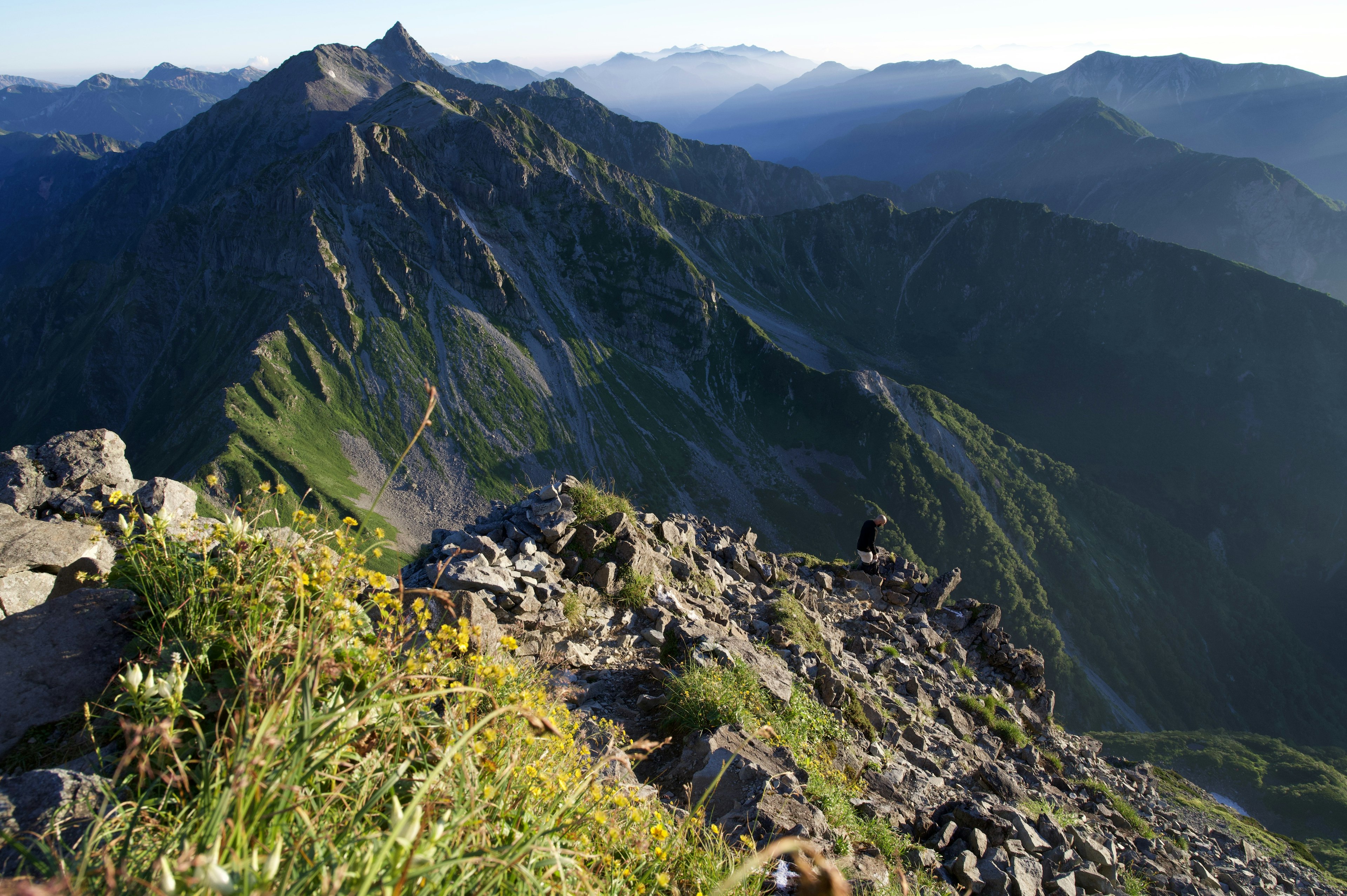 Paysage époustouflant avec des montagnes escarpées et de la verdure