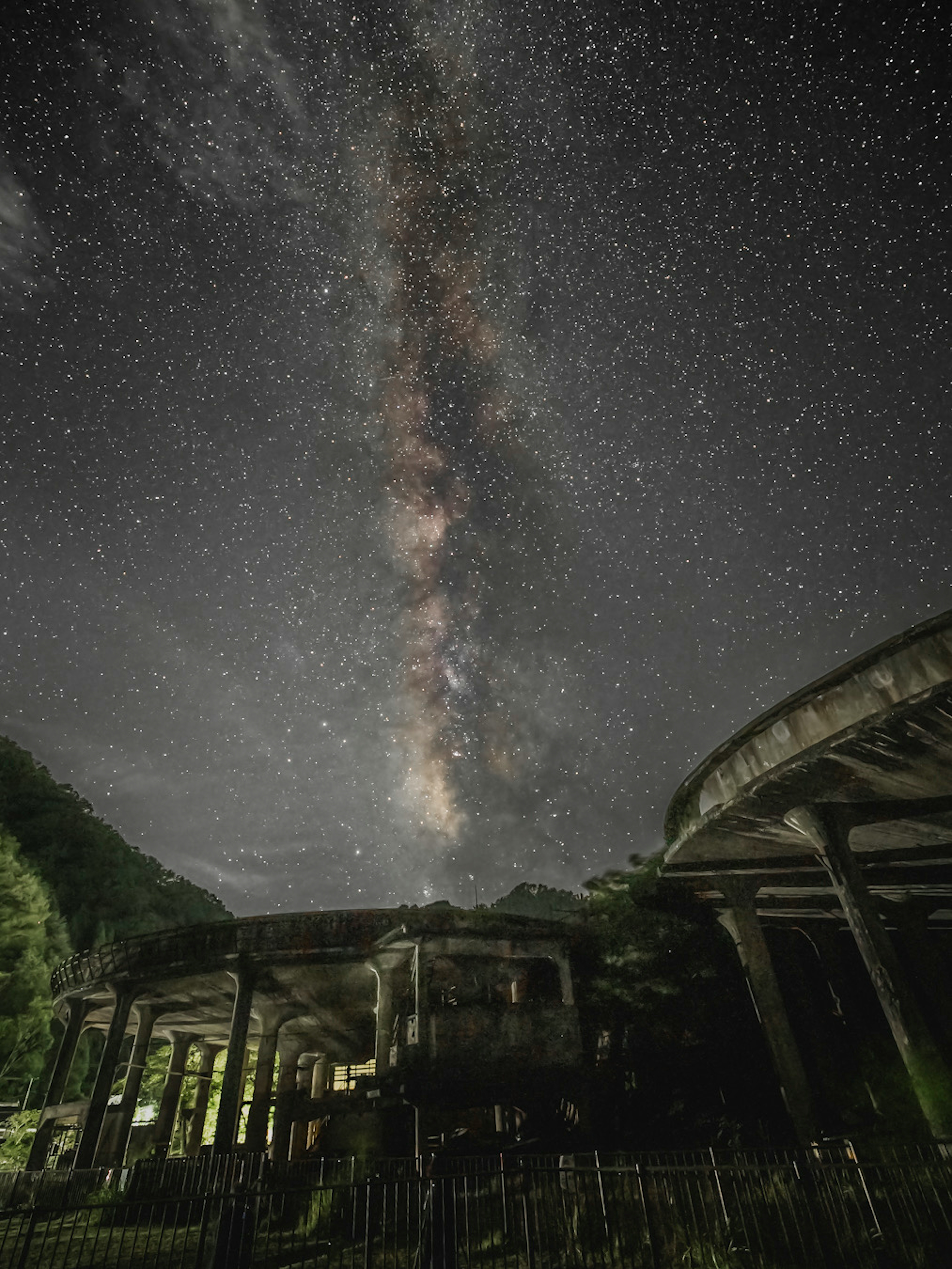 星空とミルキーウェイが見える廃墟の鉄道橋