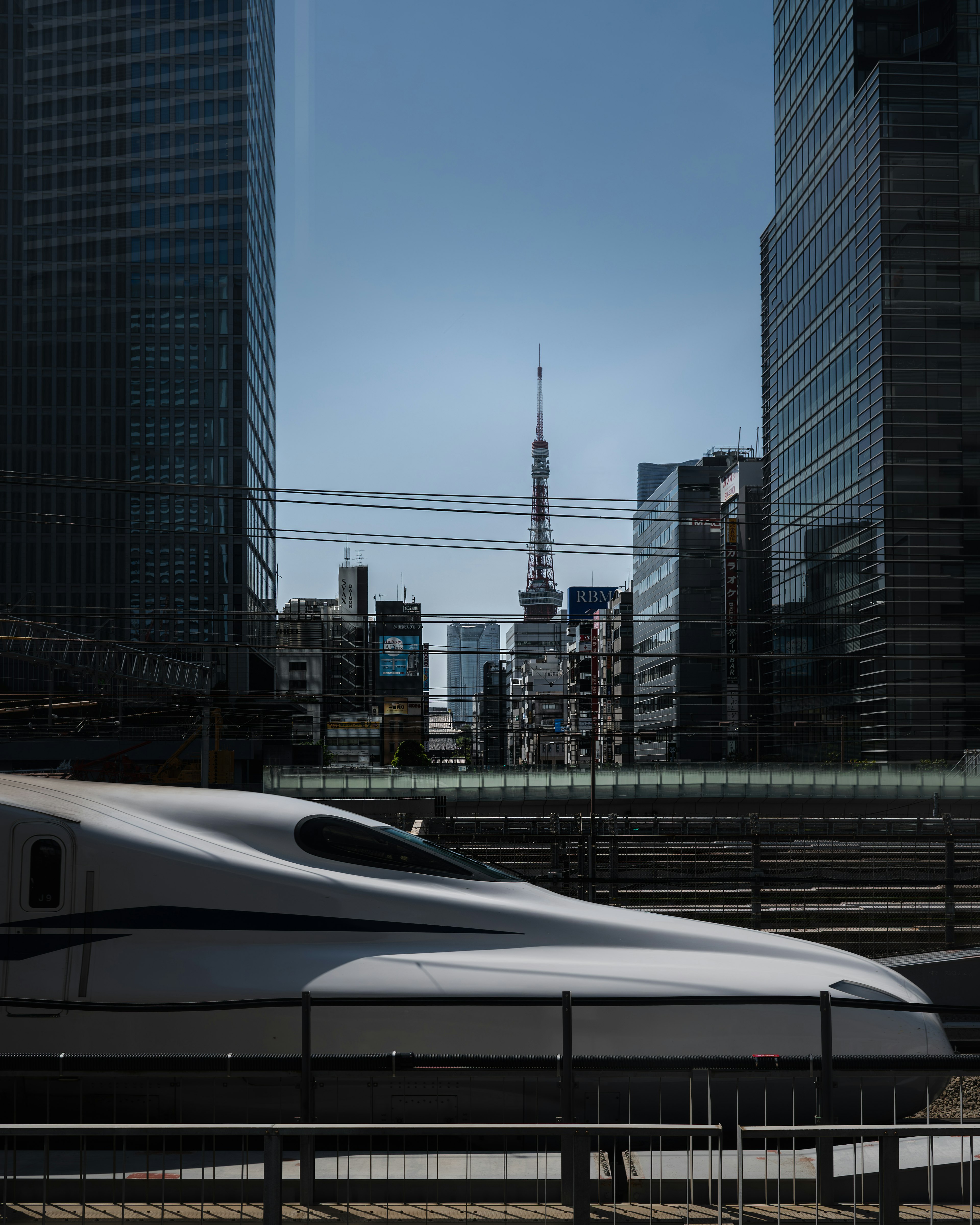 東京のスカイツリーと新幹線が並ぶ街並み