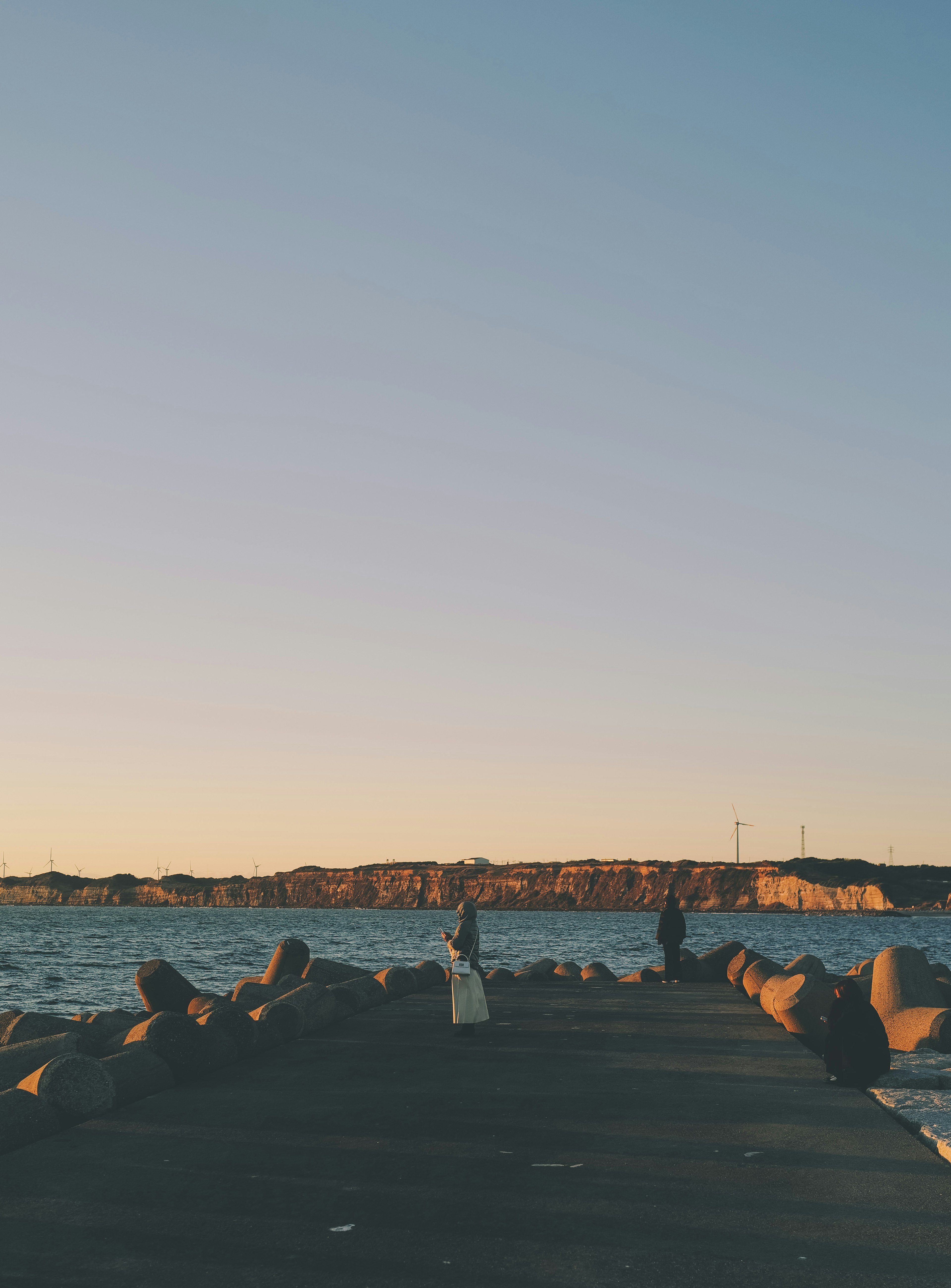 静かな海に向かって伸びる桟橋と夕暮れの景色