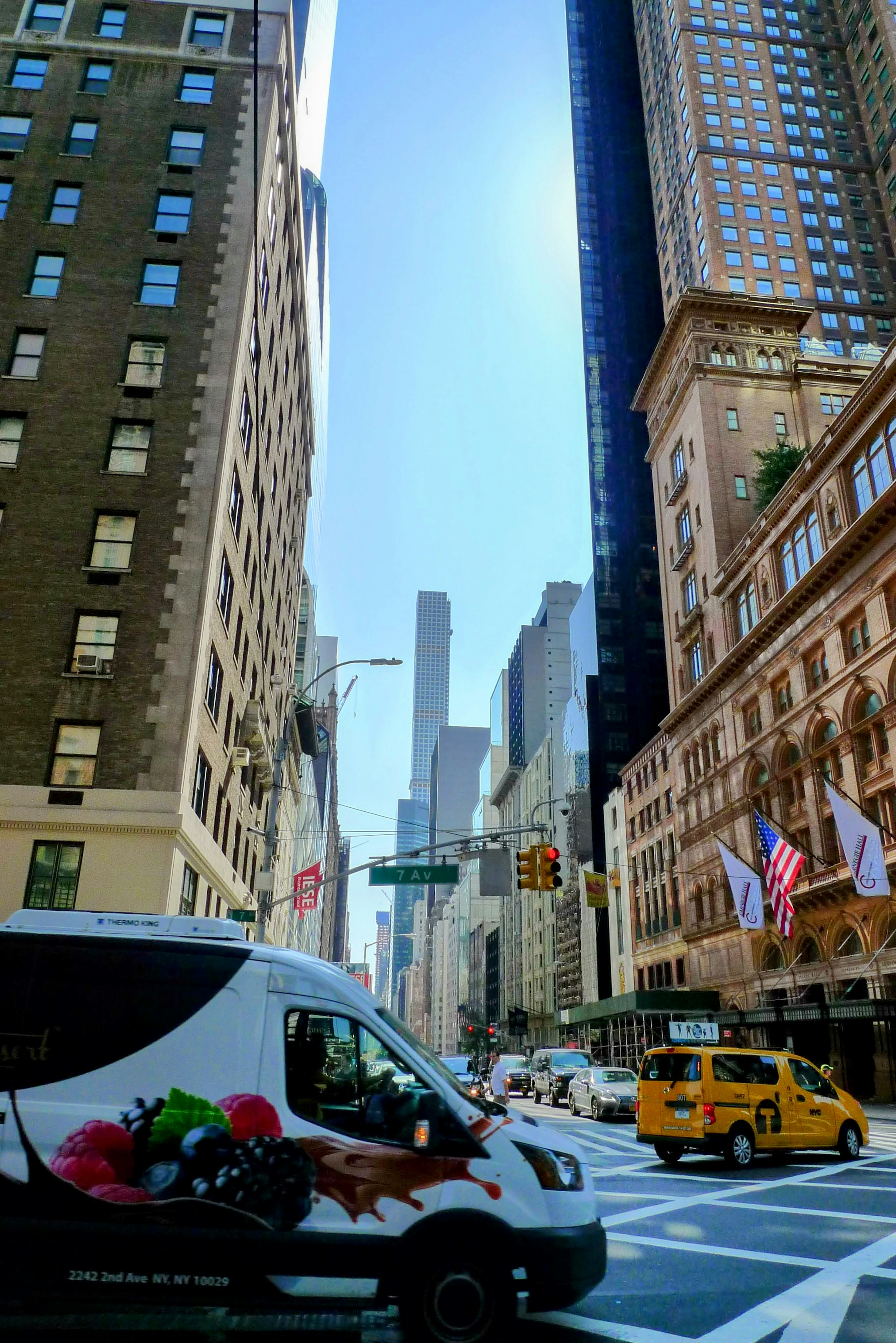 Intersection avec un taxi et un fourgon de livraison sur fond de skyline de New York