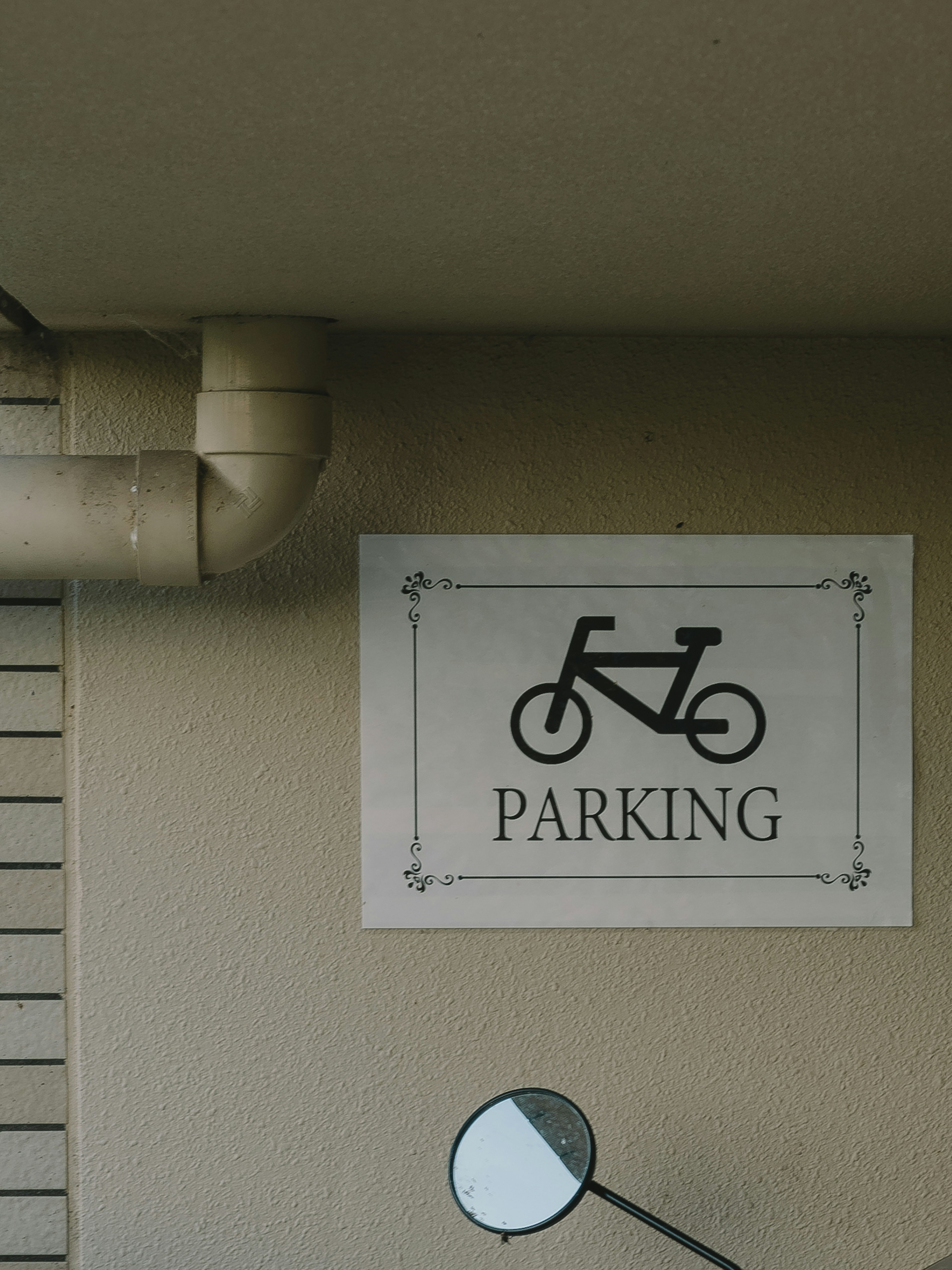 Cartello di parcheggio per biciclette montato su un muro