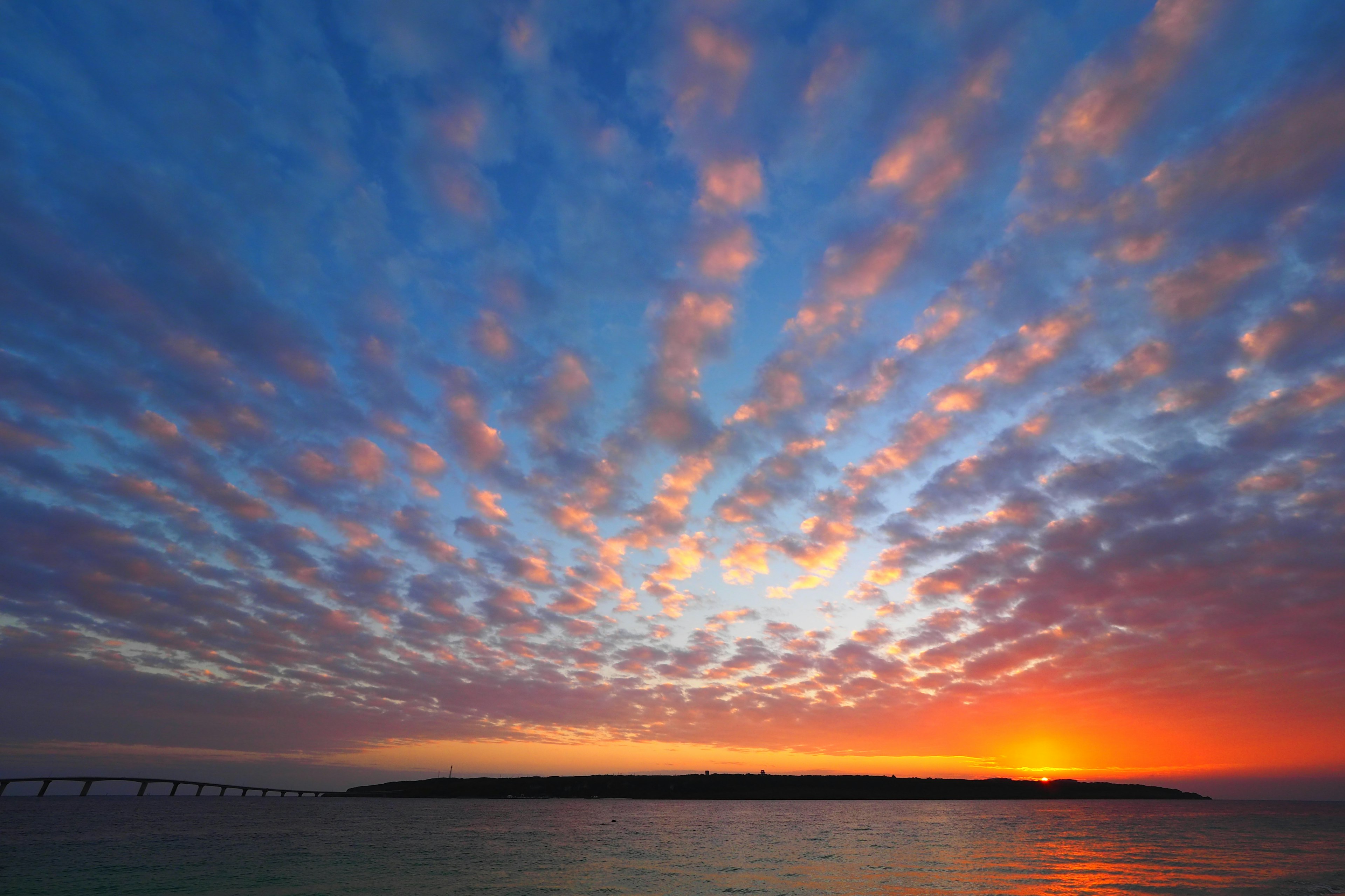 Coucher de soleil vibrant avec des nuages colorés au-dessus de la mer