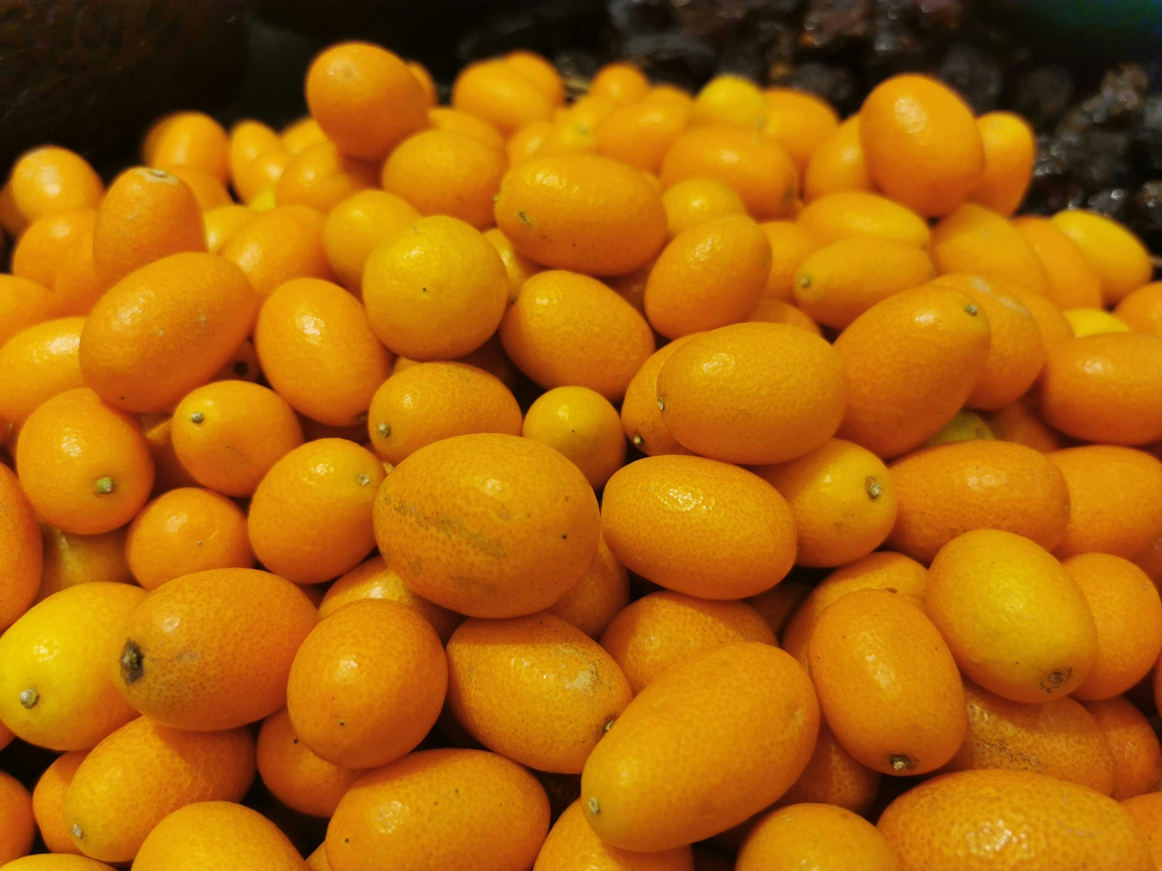 Une grande pile de petits fruits orange vif