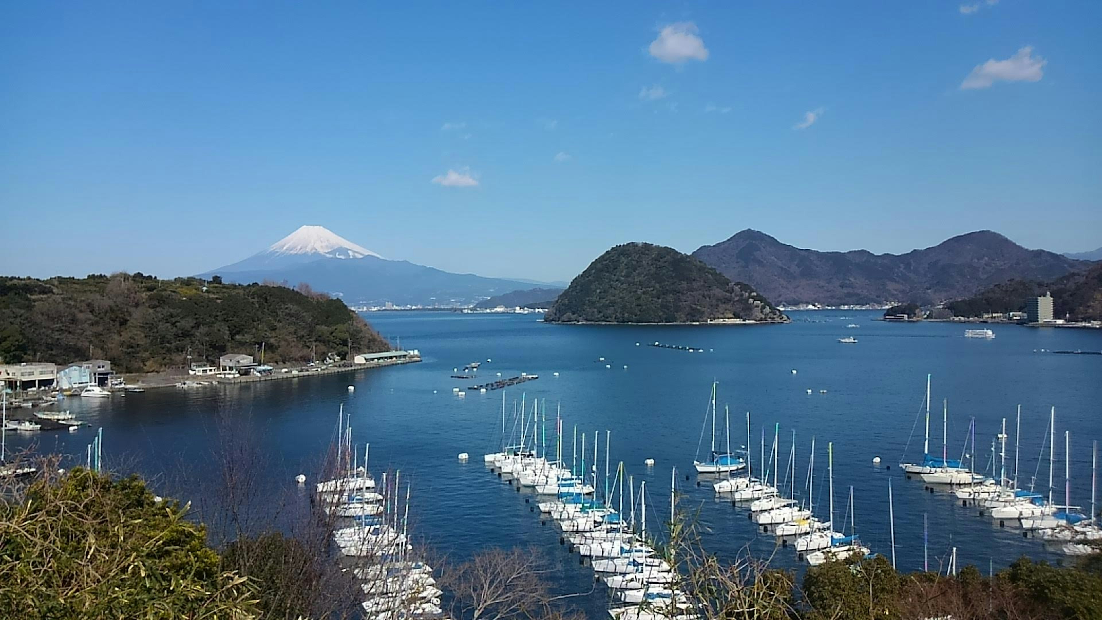 Vue panoramique du mont Fuji avec un port rempli de yachts