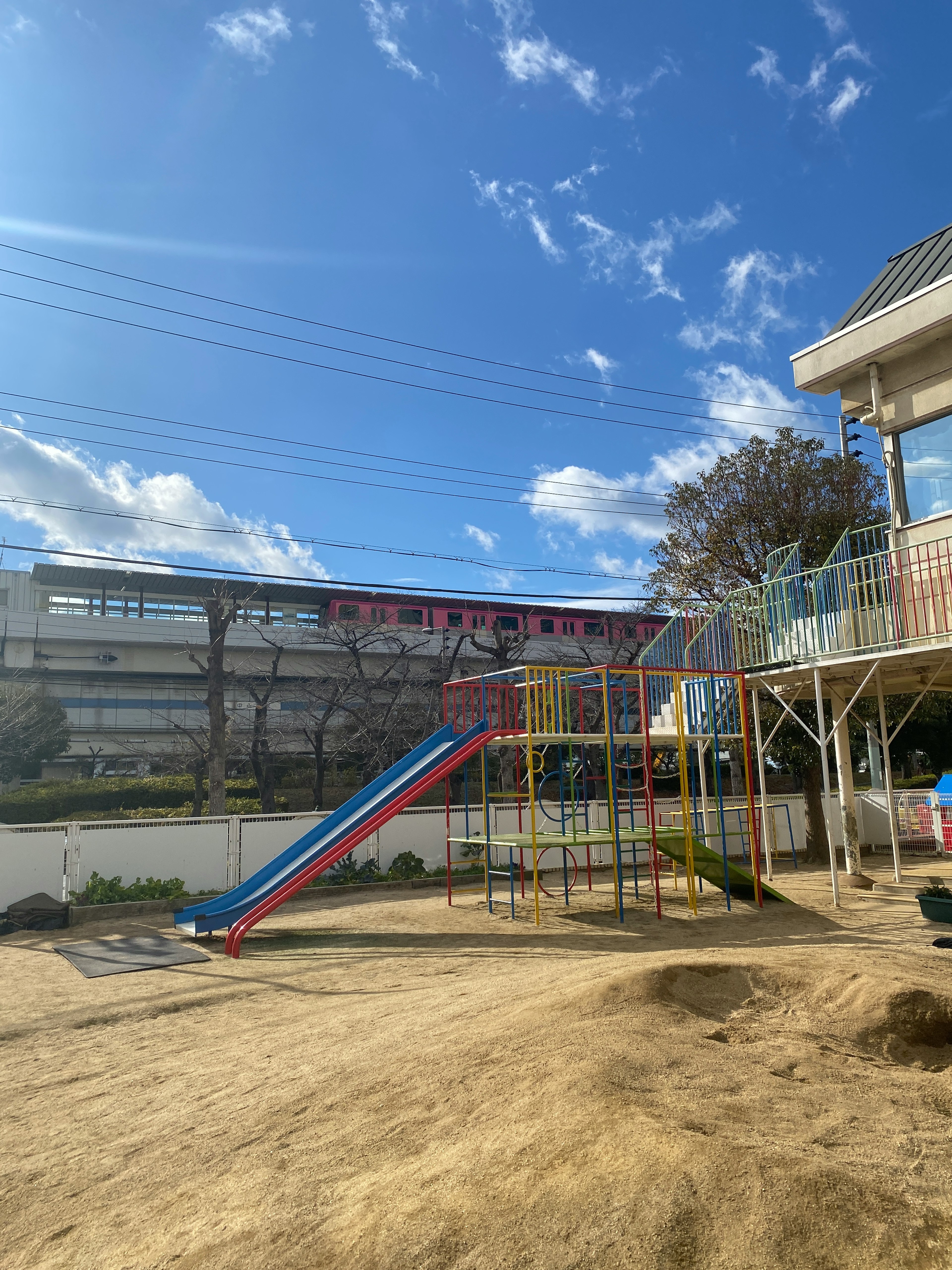 Parque infantil con tobogán y cielo azul claro