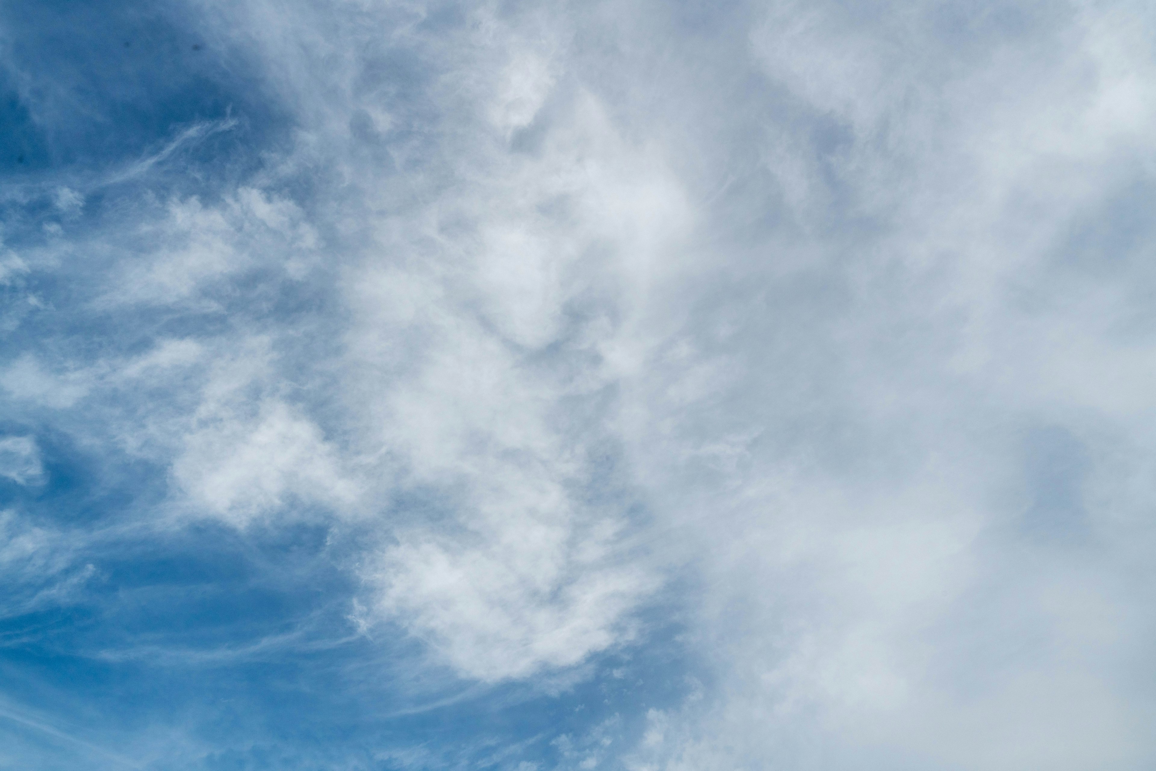 Cielo con tonos azules y nubes blancas