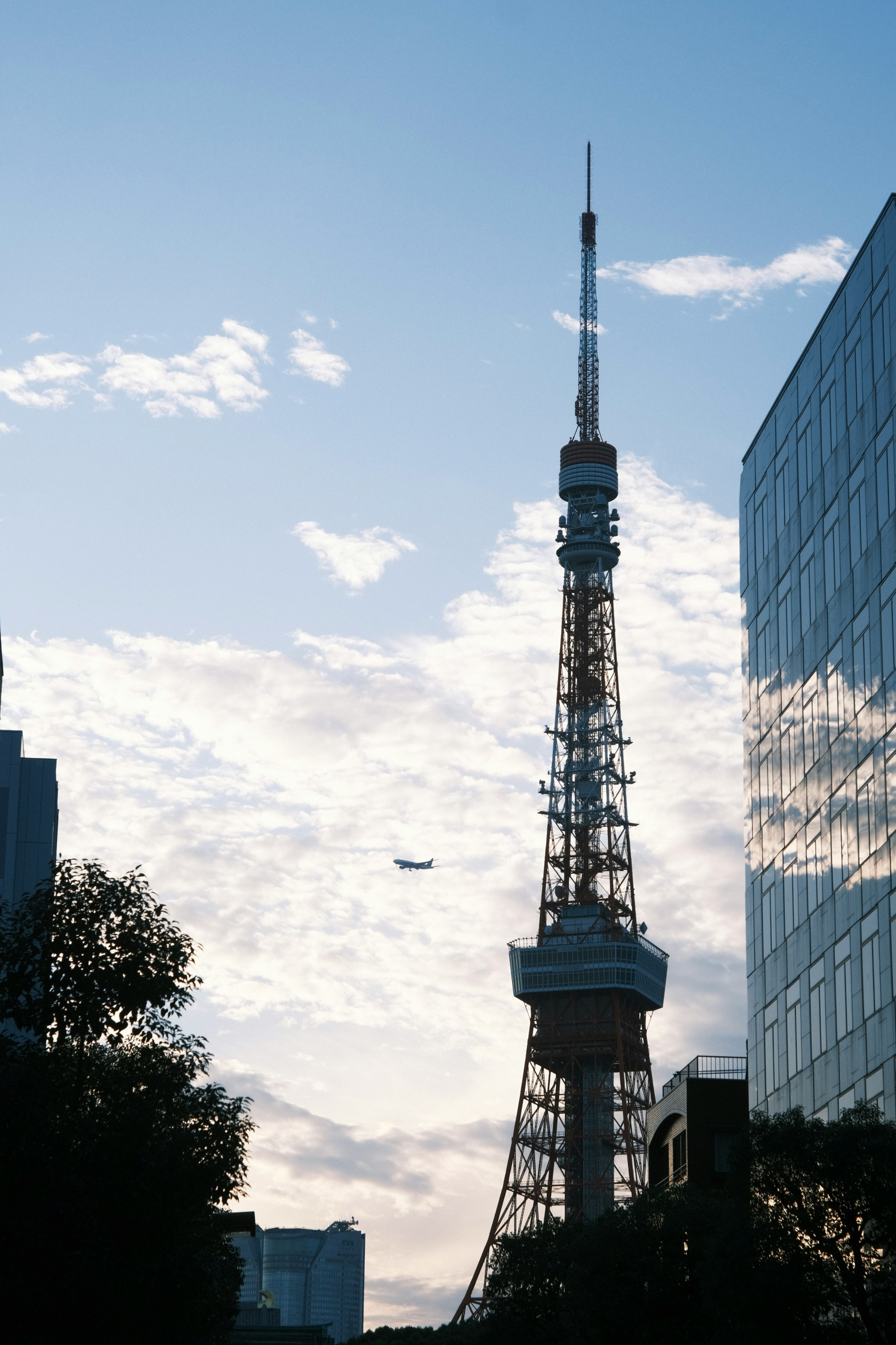 Silhouette della Tokyo Tower contro un cielo blu