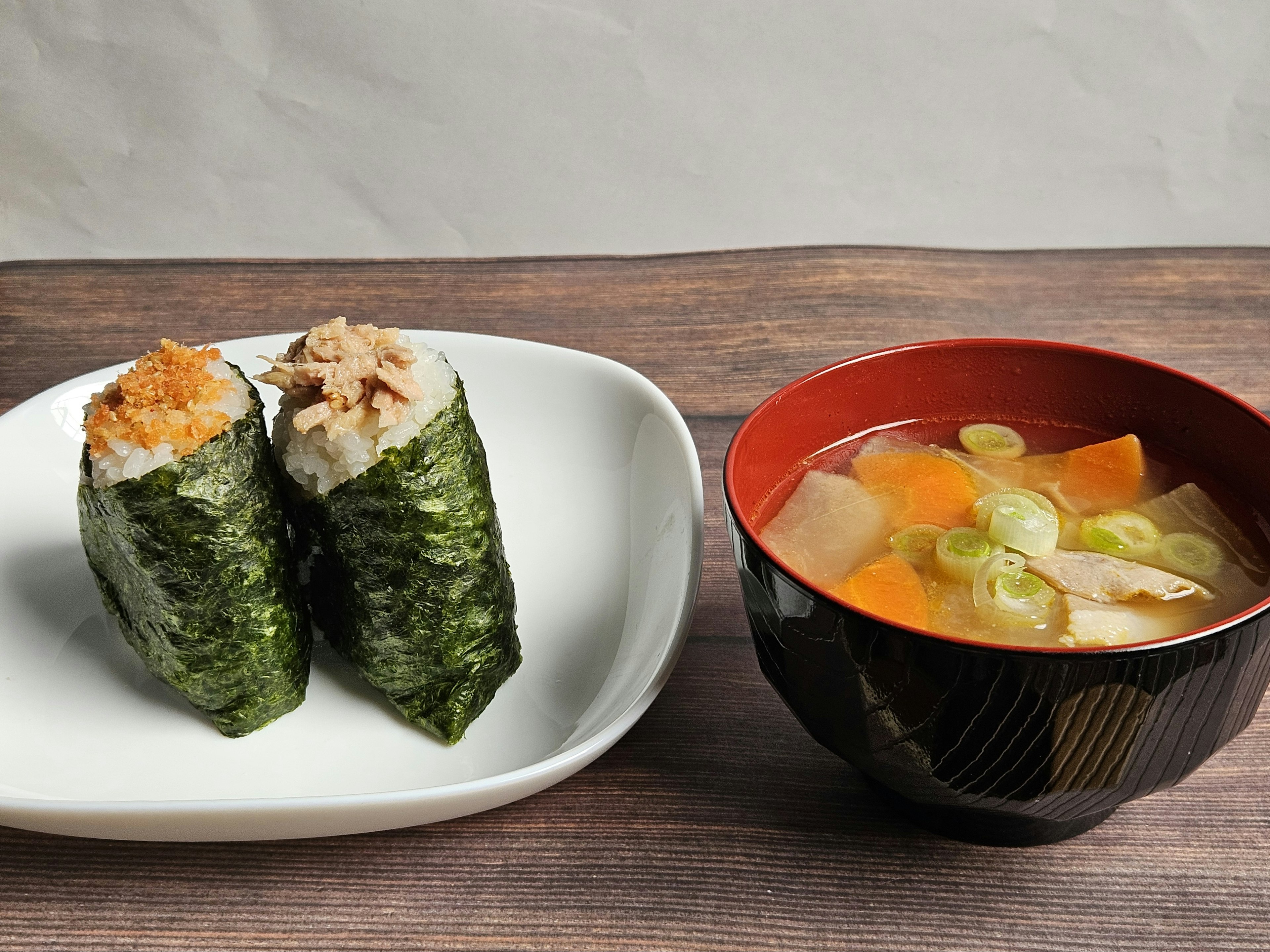 Riso sushi e zuppa di miso splendidamente disposti