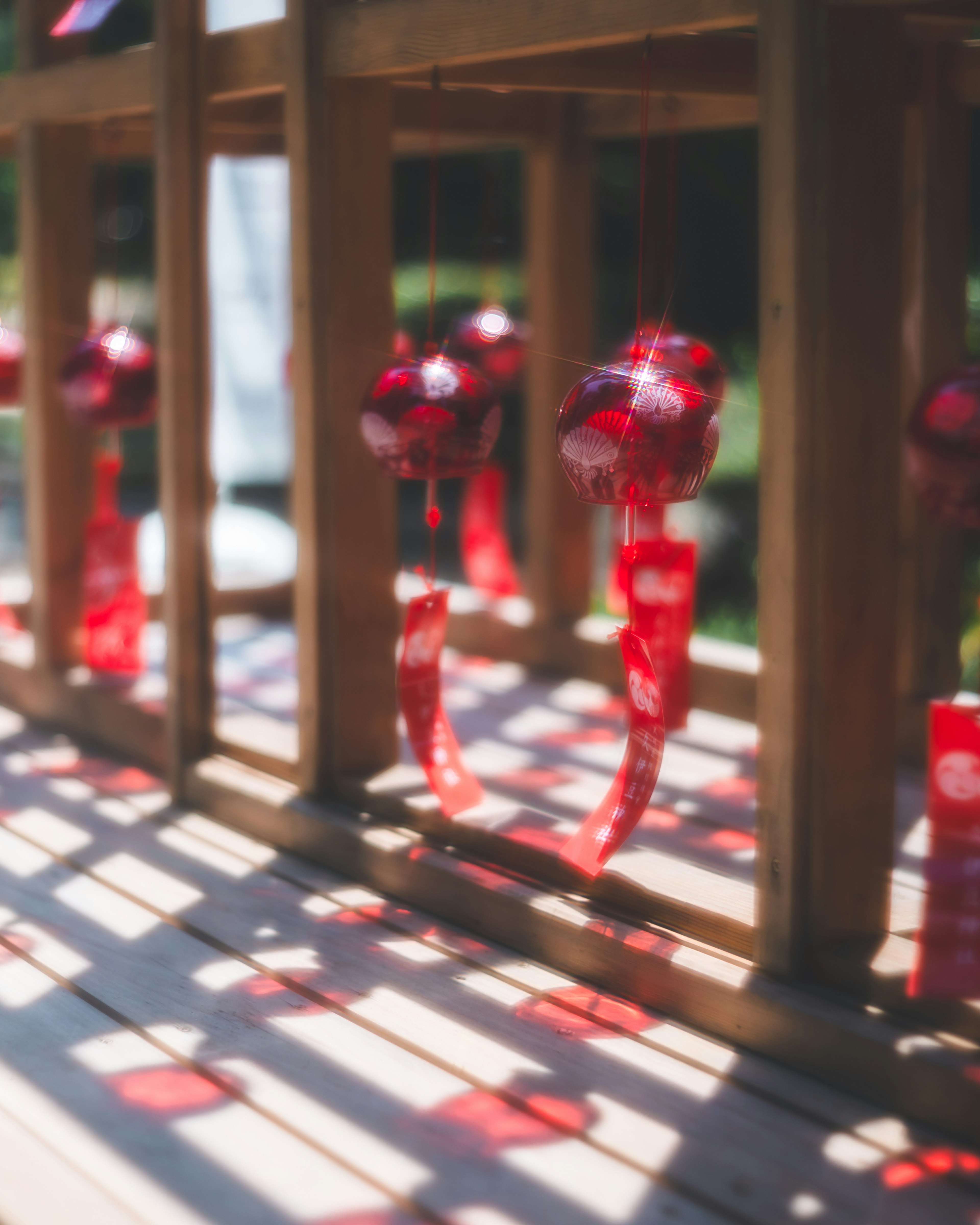 Foto de campanas de viento rojas colgadas de una estructura de madera