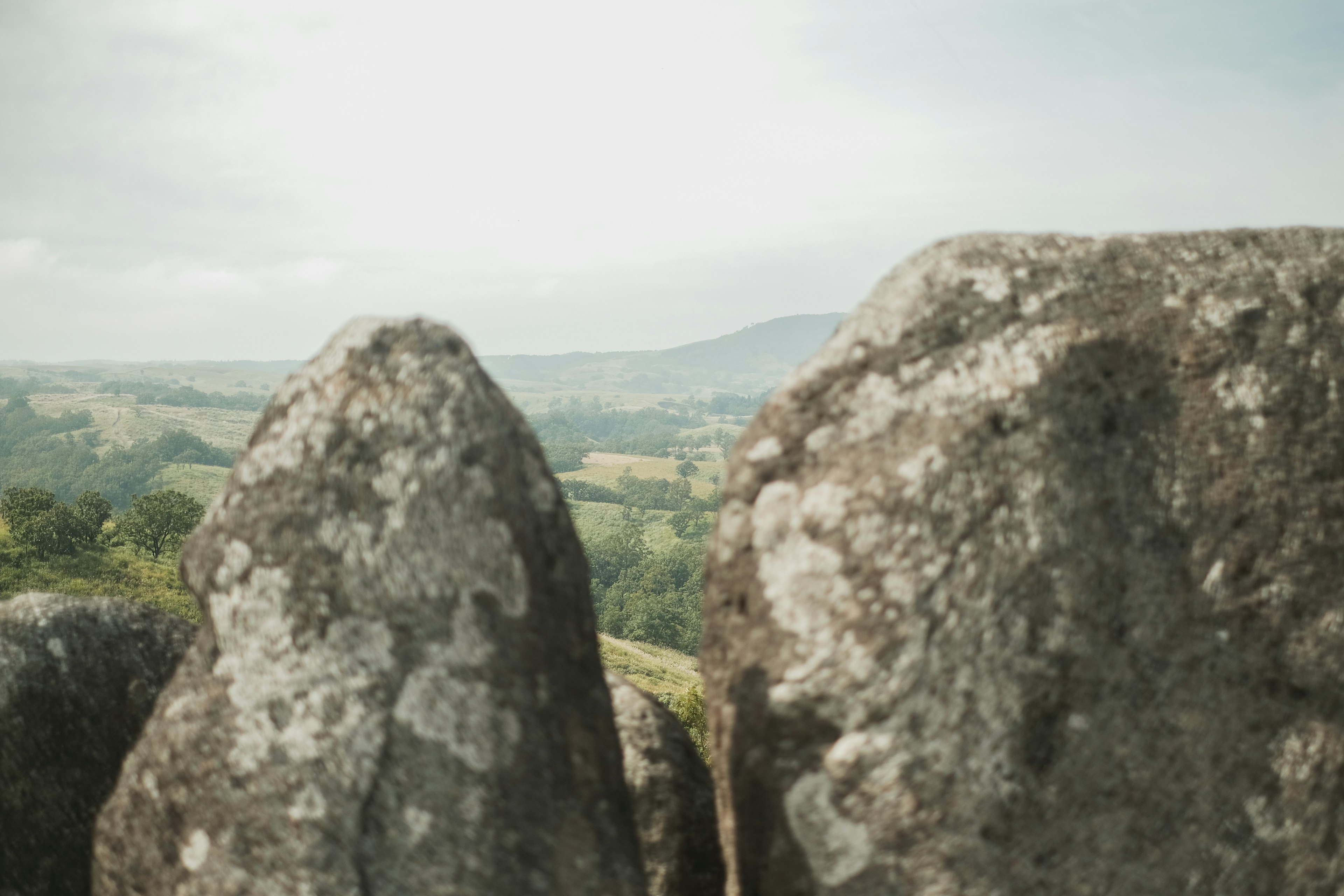 Acercamiento de rocas con un paisaje distante