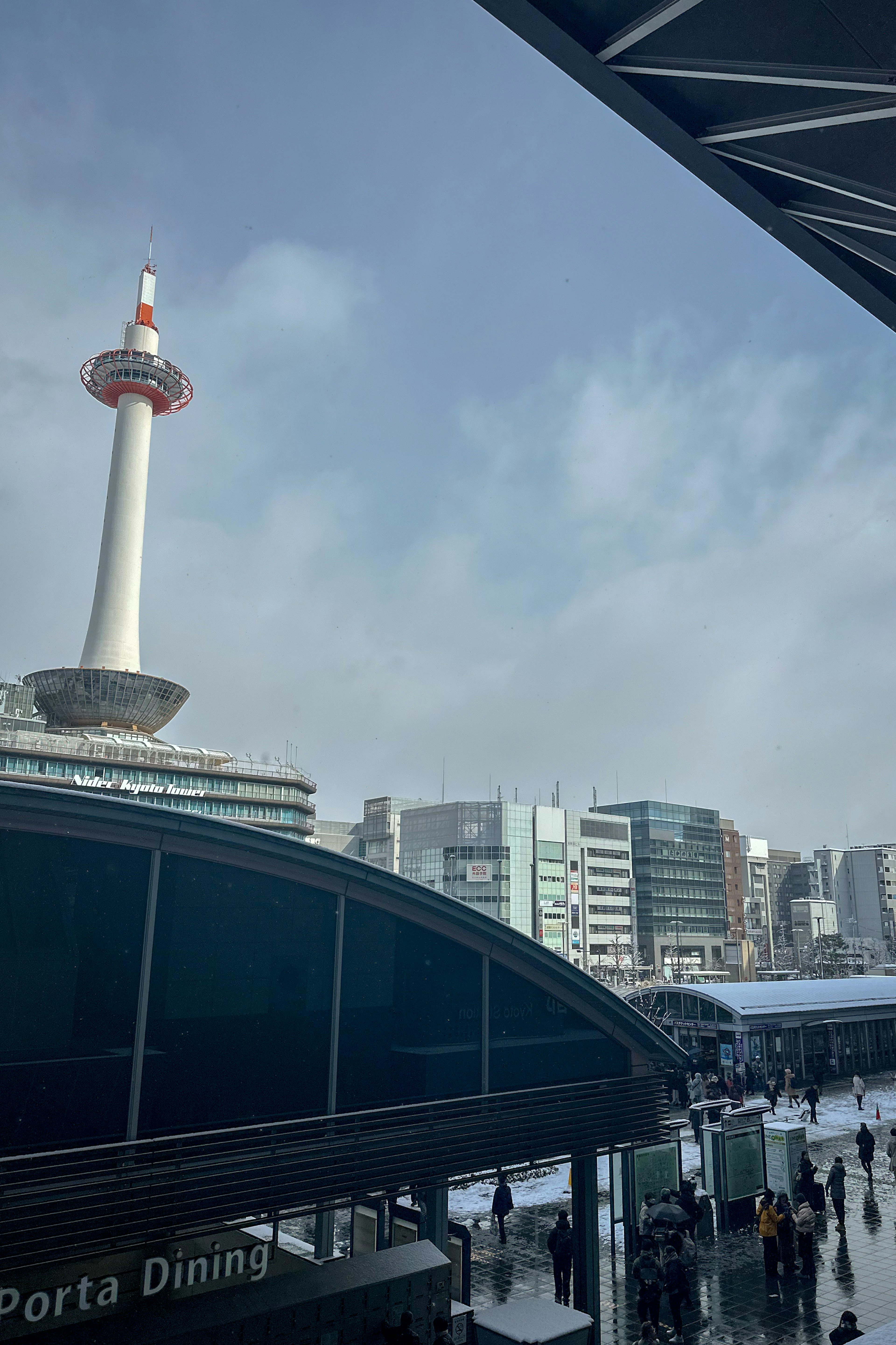 京都タワーが背景に見える都市景観の写真