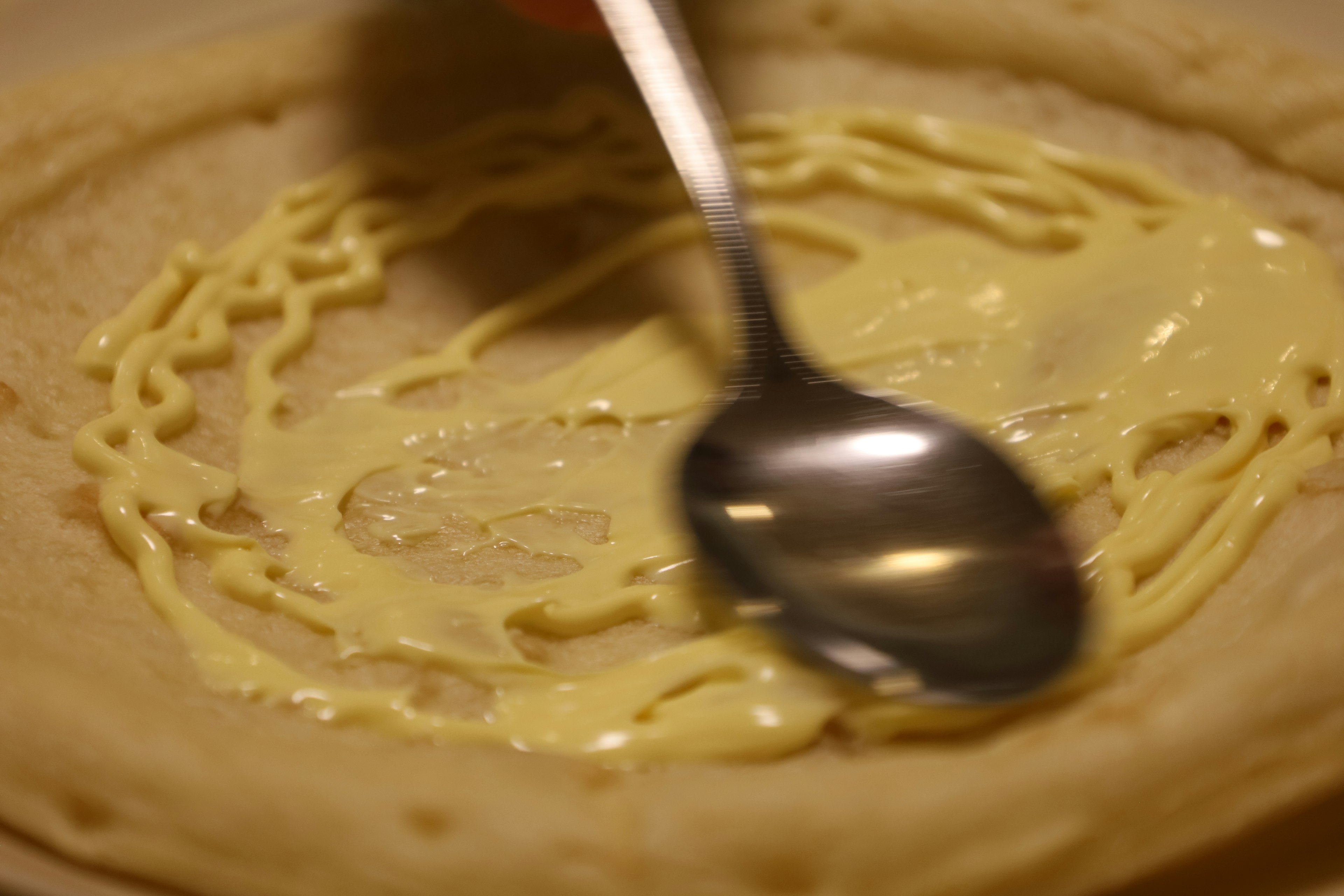 Étaler de la mayonnaise sur une crêpe