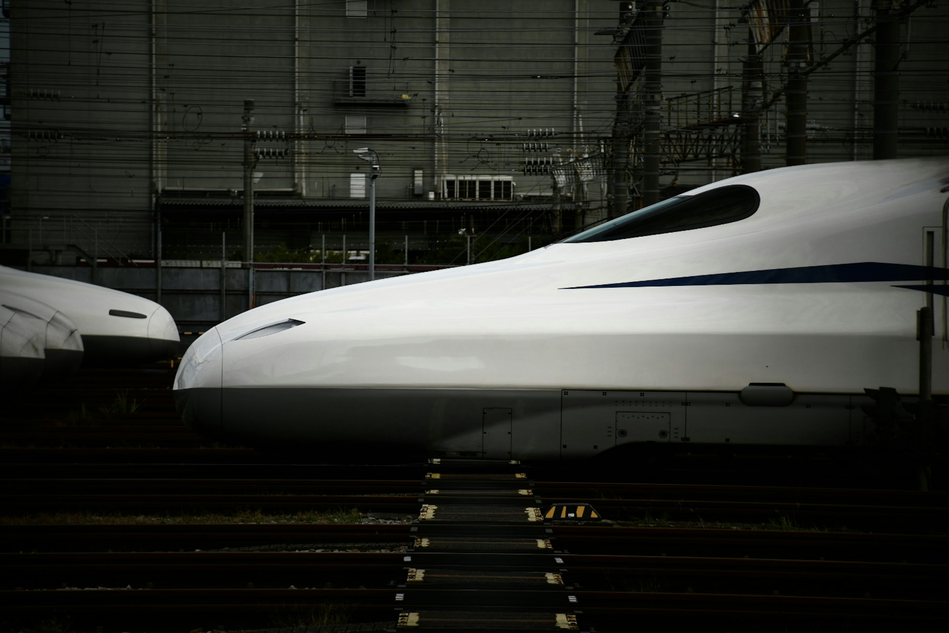 Aerodynamische Vorderseite von Shinkansen-Zügen in einem Depot