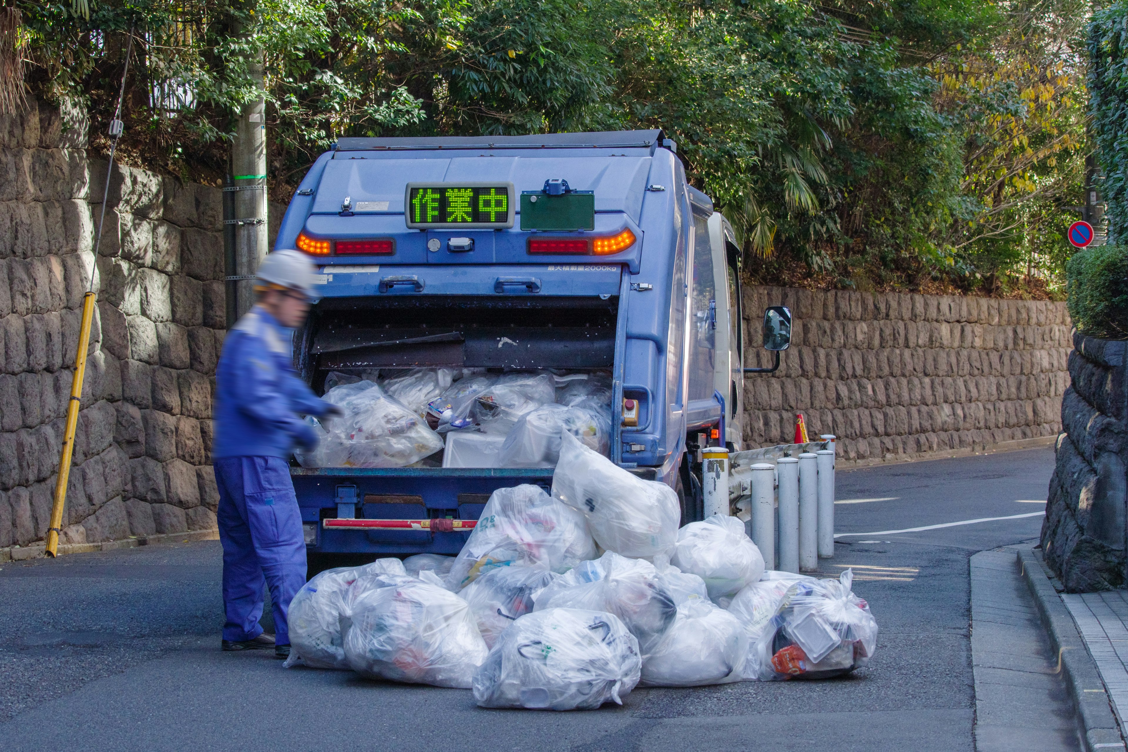 垃圾车在街上卸下垃圾袋