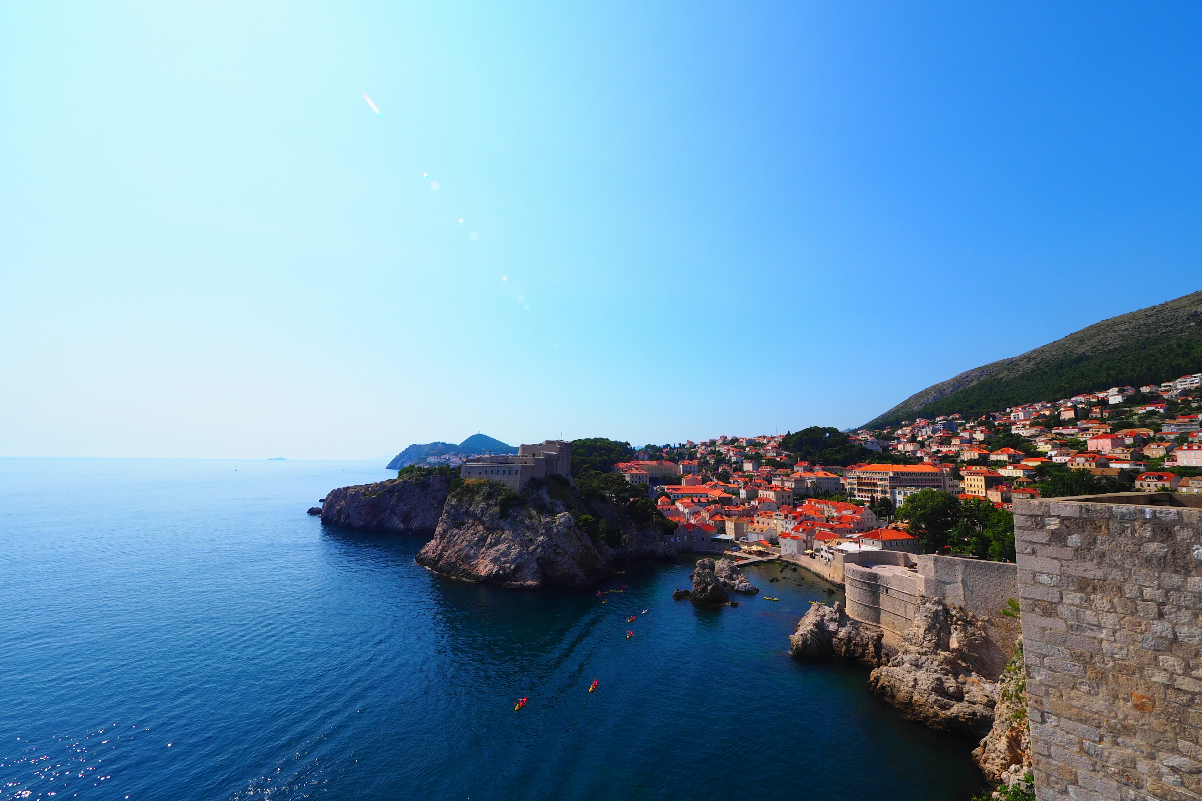 Malersicher Blick auf die Küste von Dubrovnik mit klarem blauen Meer und hellem Himmel