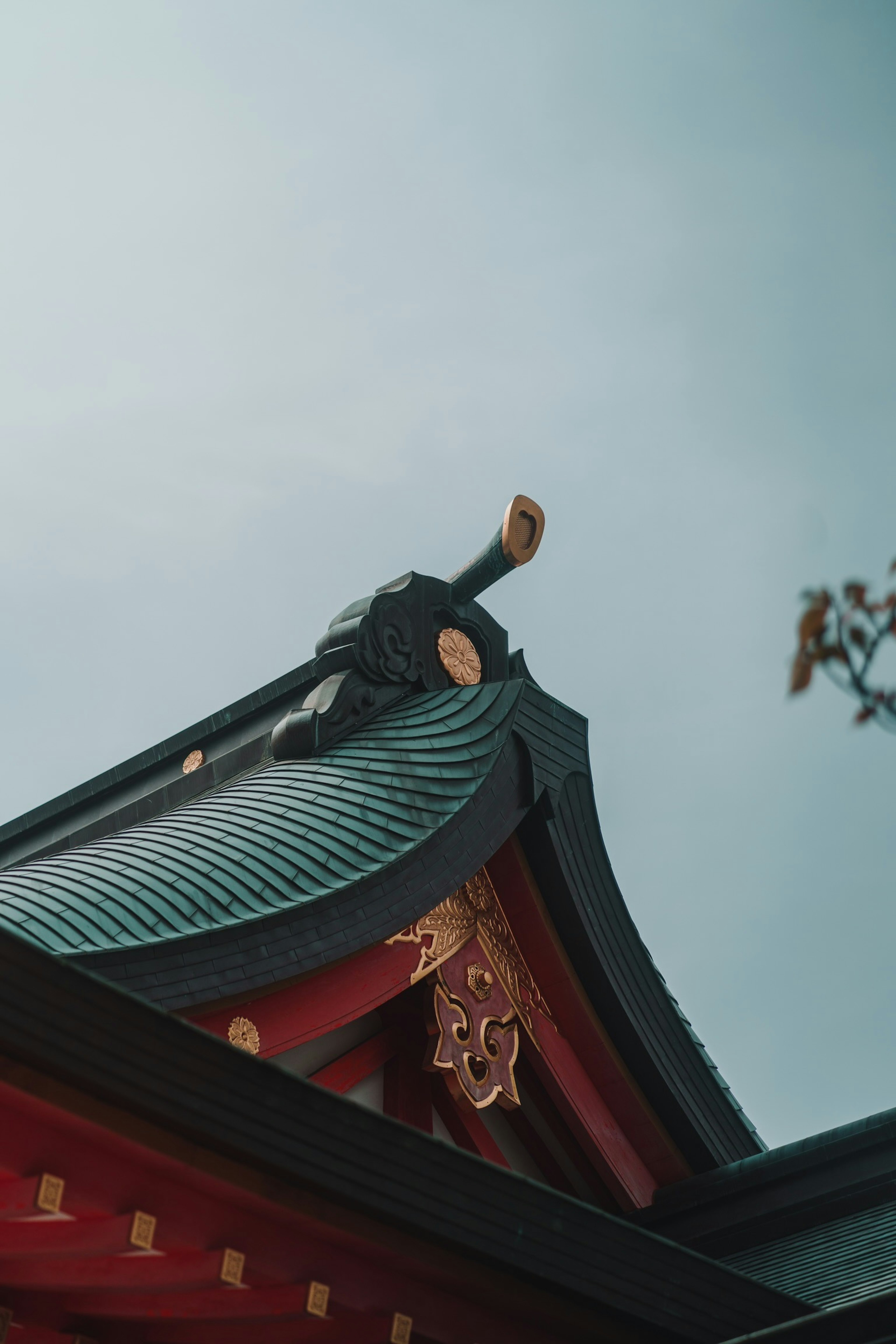 屋根の上に装飾のある神社の一部