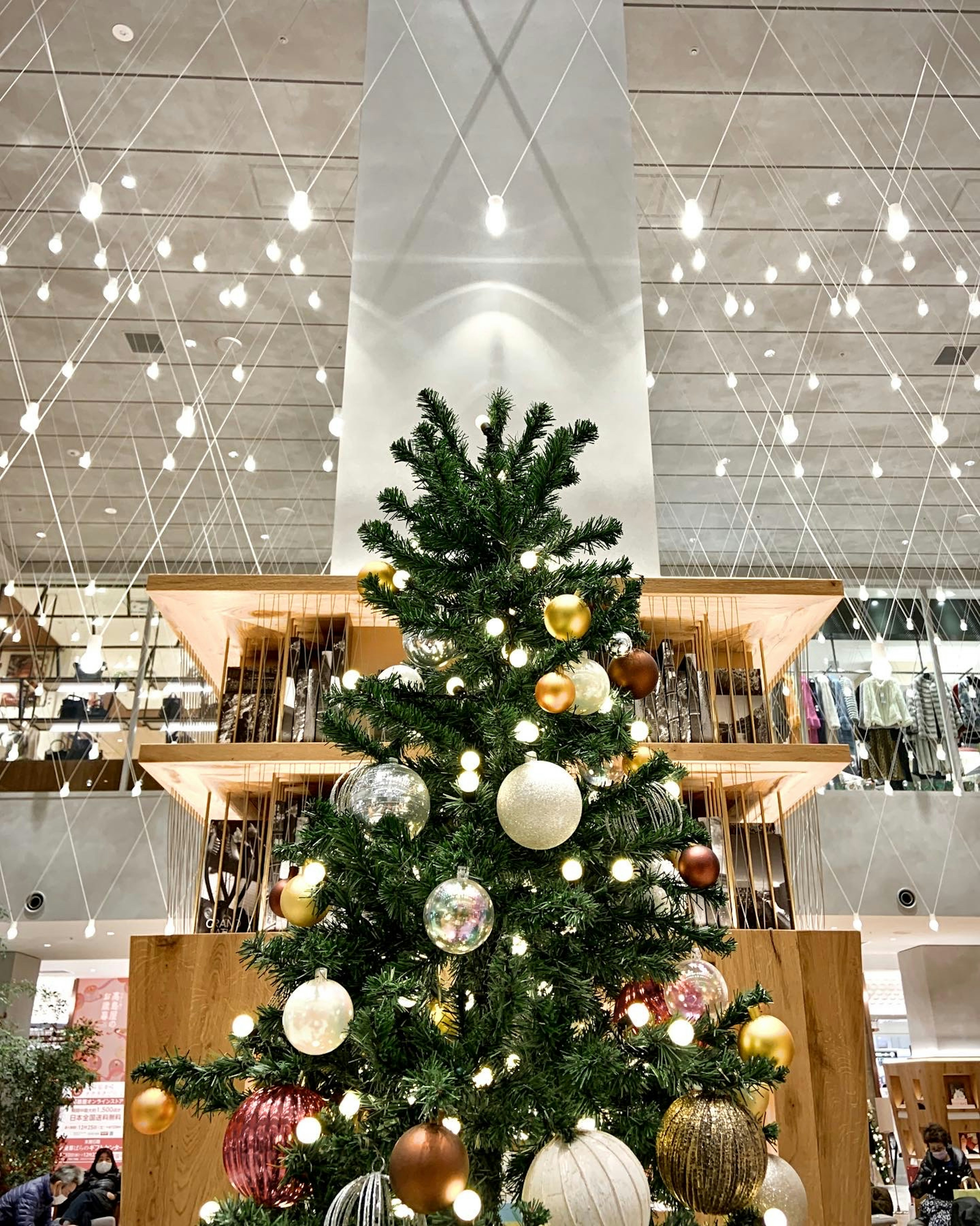 Arbre de Noël décoré dans un espace commercial