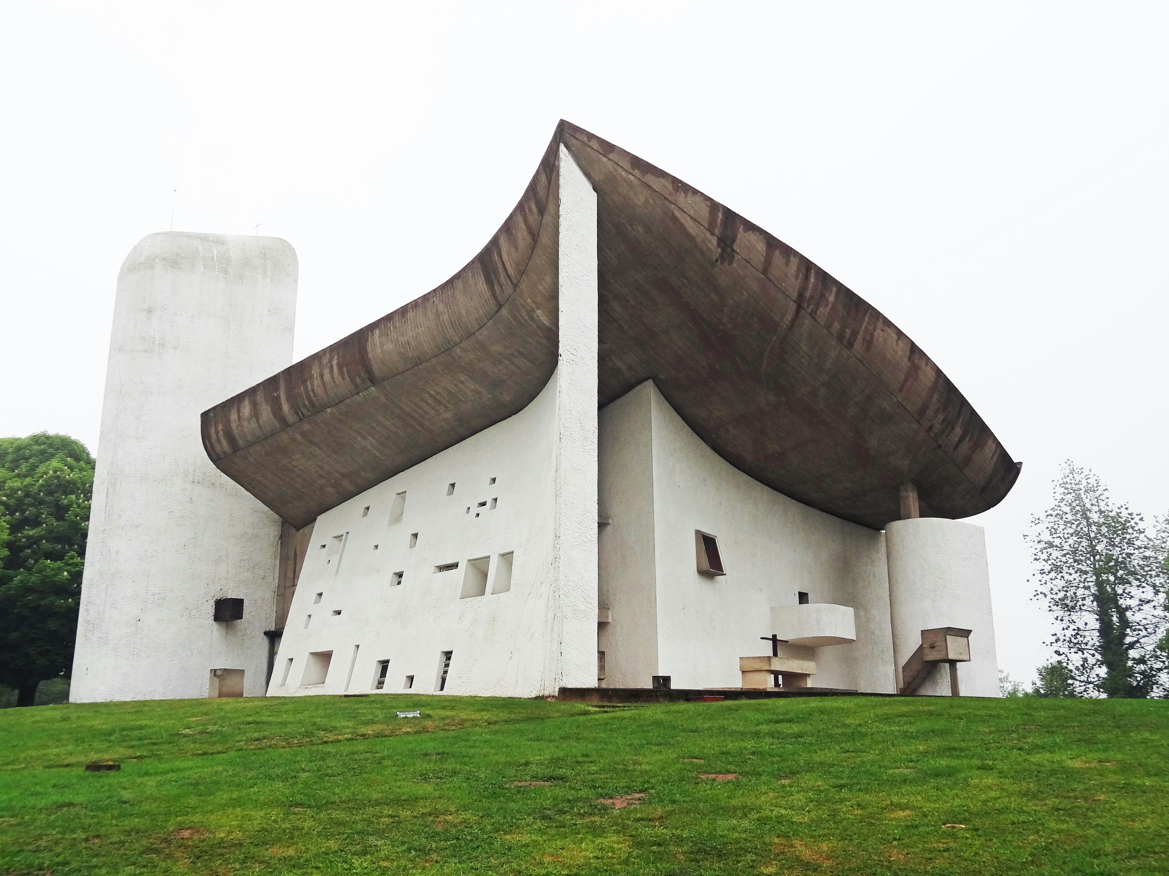 Edificio blanco único con techo curvado y características arquitectónicas distintivas