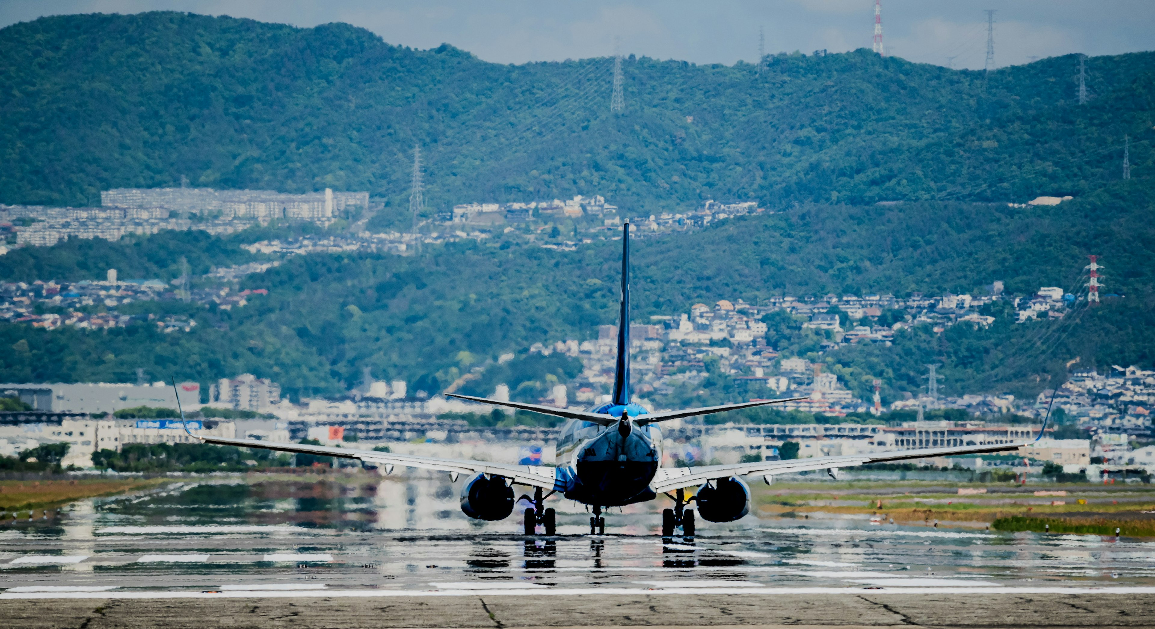 滑走路にいる飛行機と背景の山々