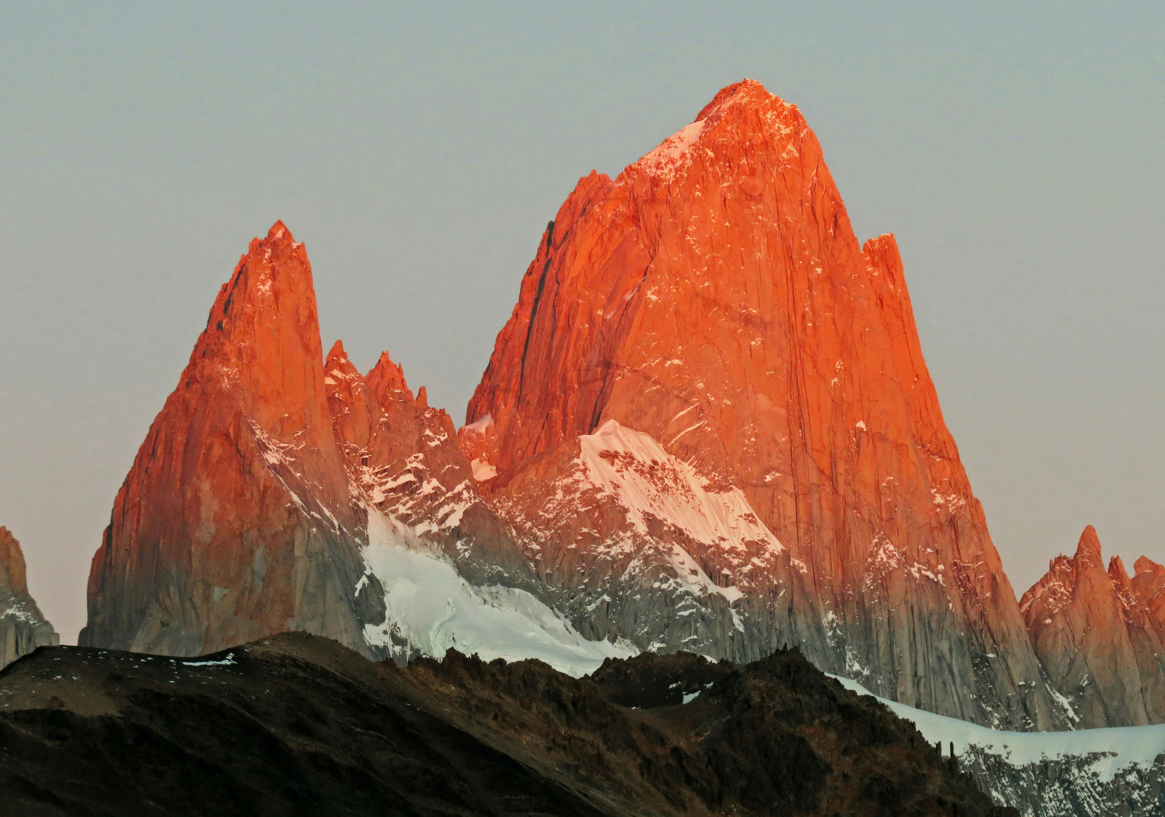 Atemberaubende Aussicht auf die von der Abenddämmerung beleuchteten Patagonien-Berge