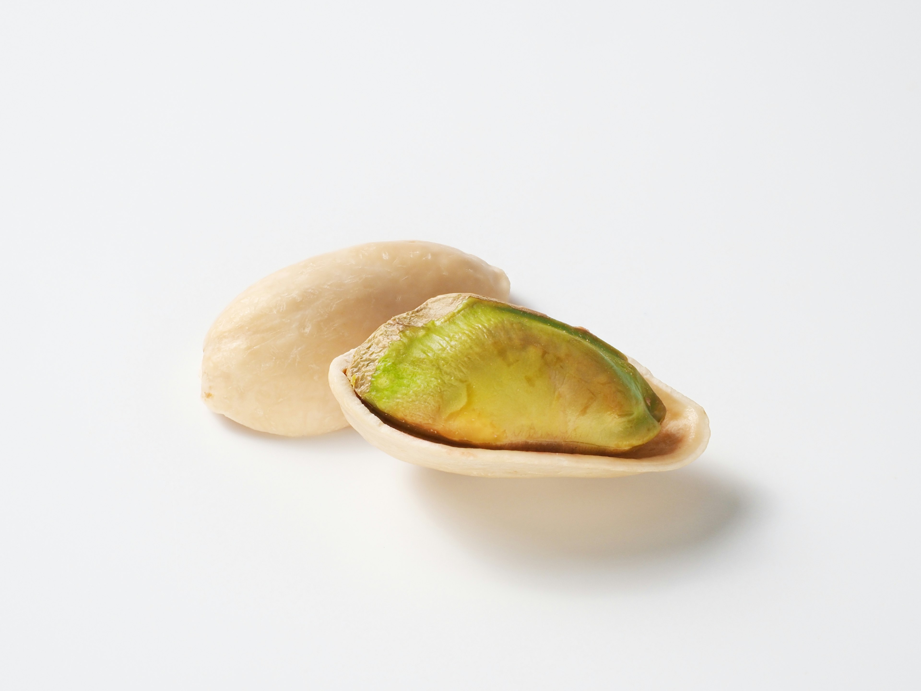 Pistachio dengan cangkang terang dan biji hijau terlihat