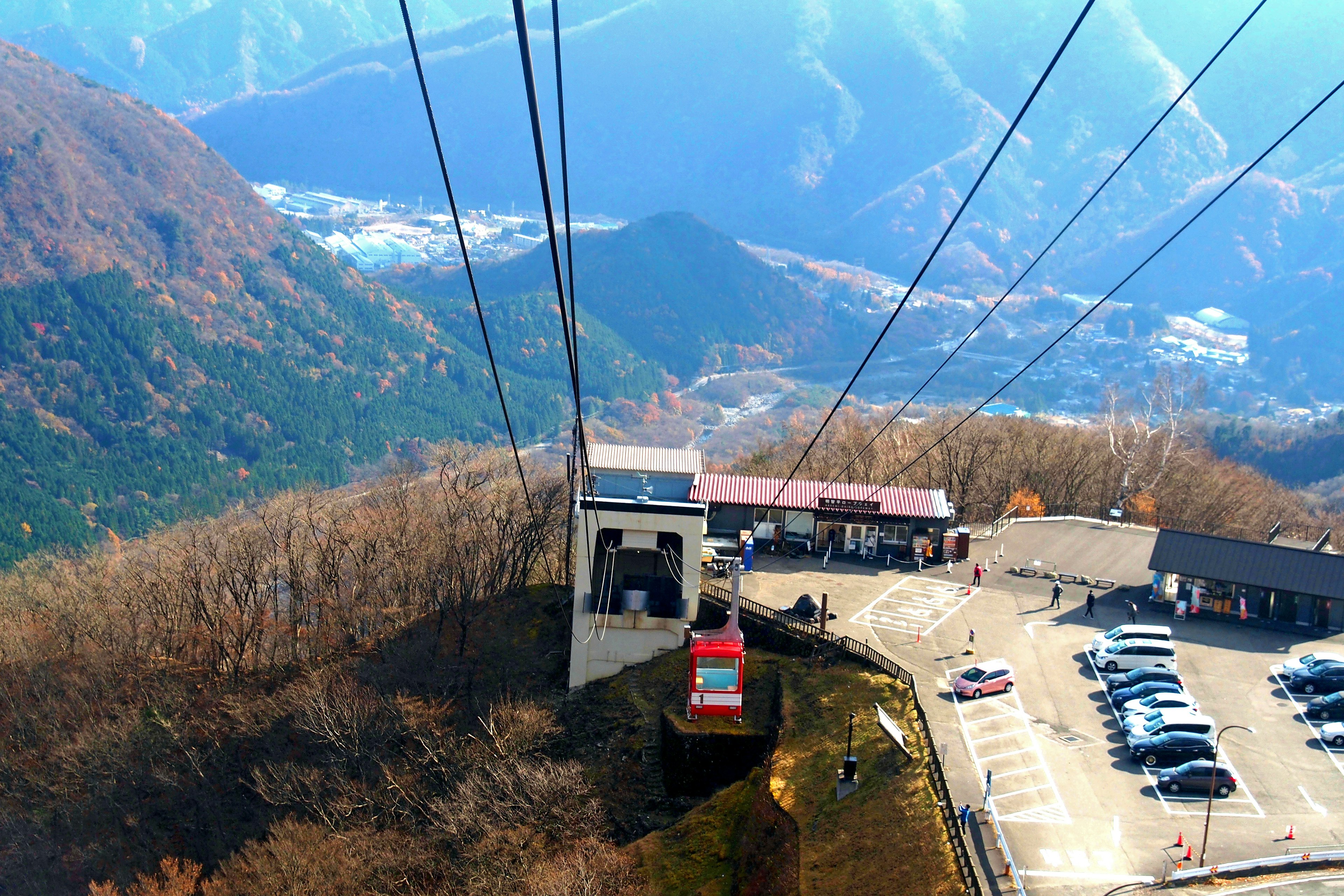 Stazione della funivia su una montagna con paesaggio circostante