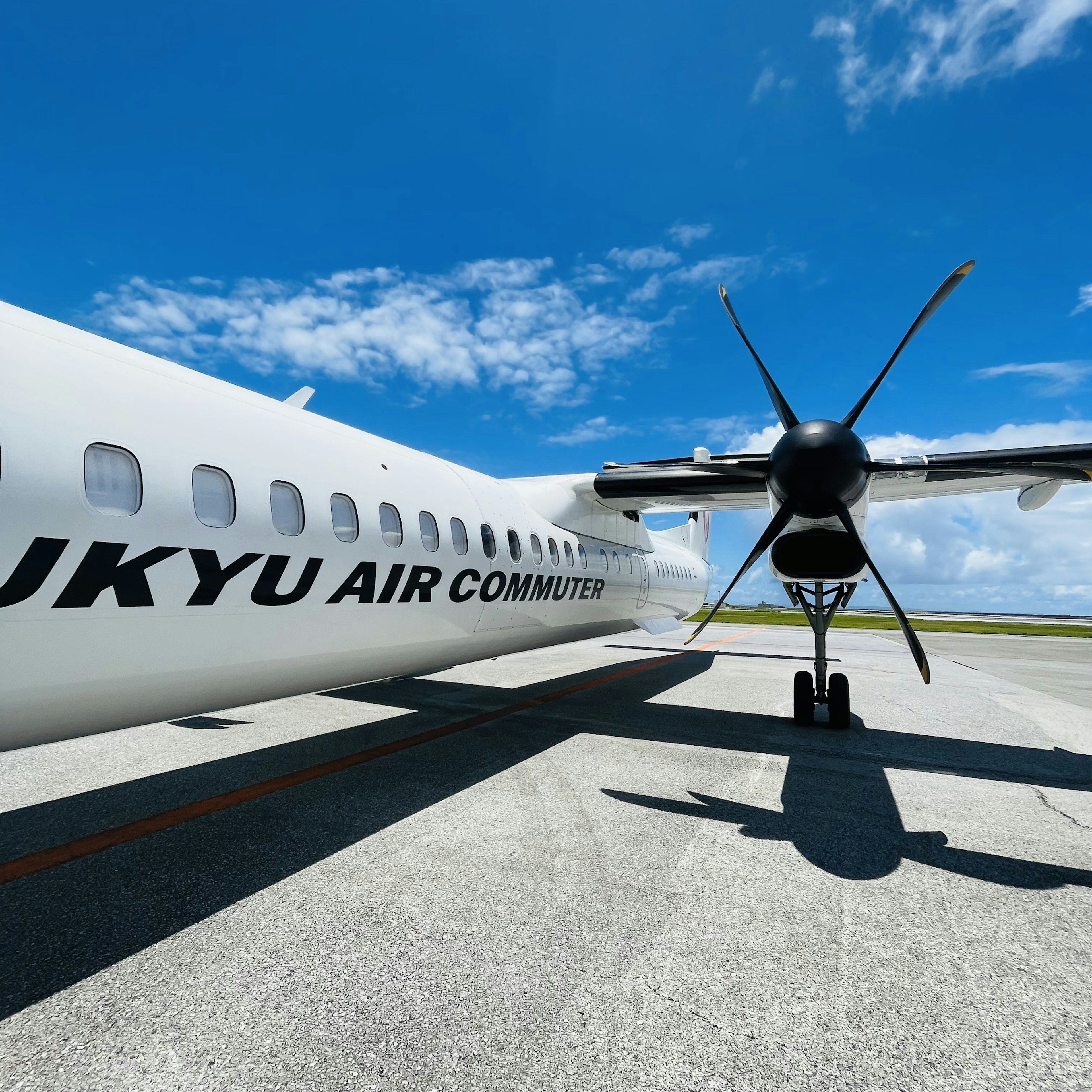 เครื่องบินใบพัดของ Ryukyu Air Commuter จอดอยู่ที่สนามบินโอกินาว่า