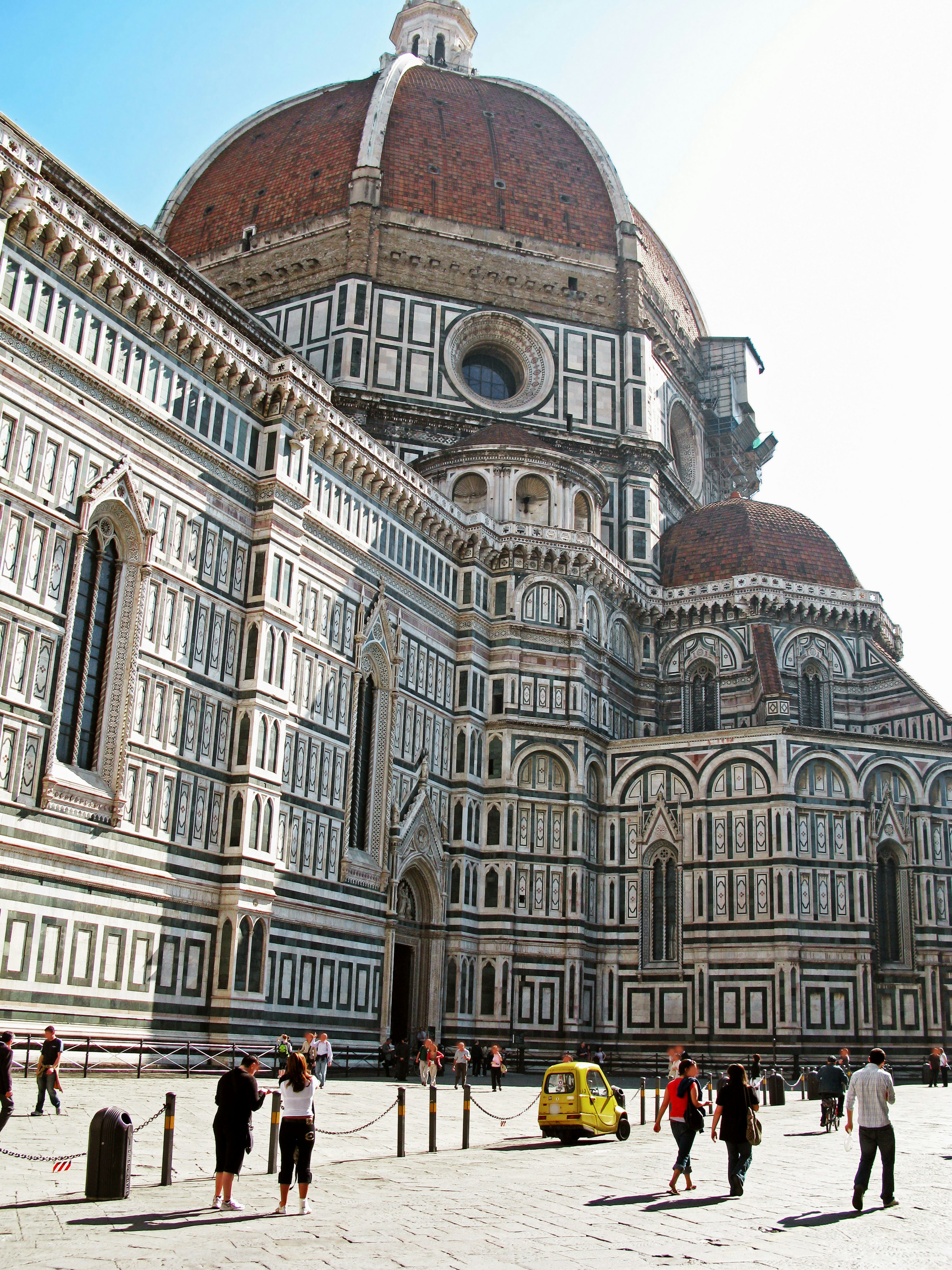 Vue extérieure de la cathédrale de Florence avec des gens