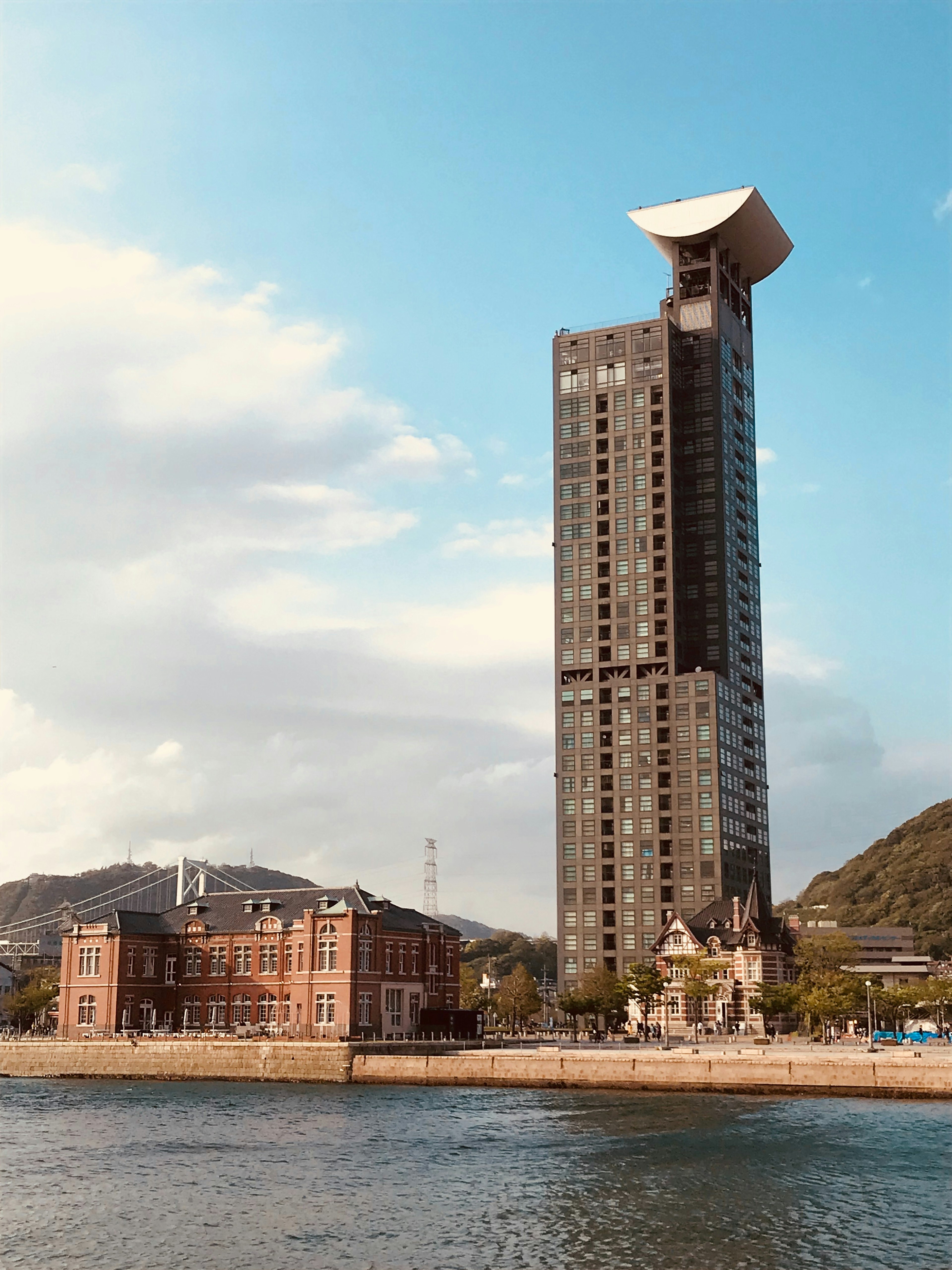 Grattacielo moderno accanto a un edificio storico vicino al mare