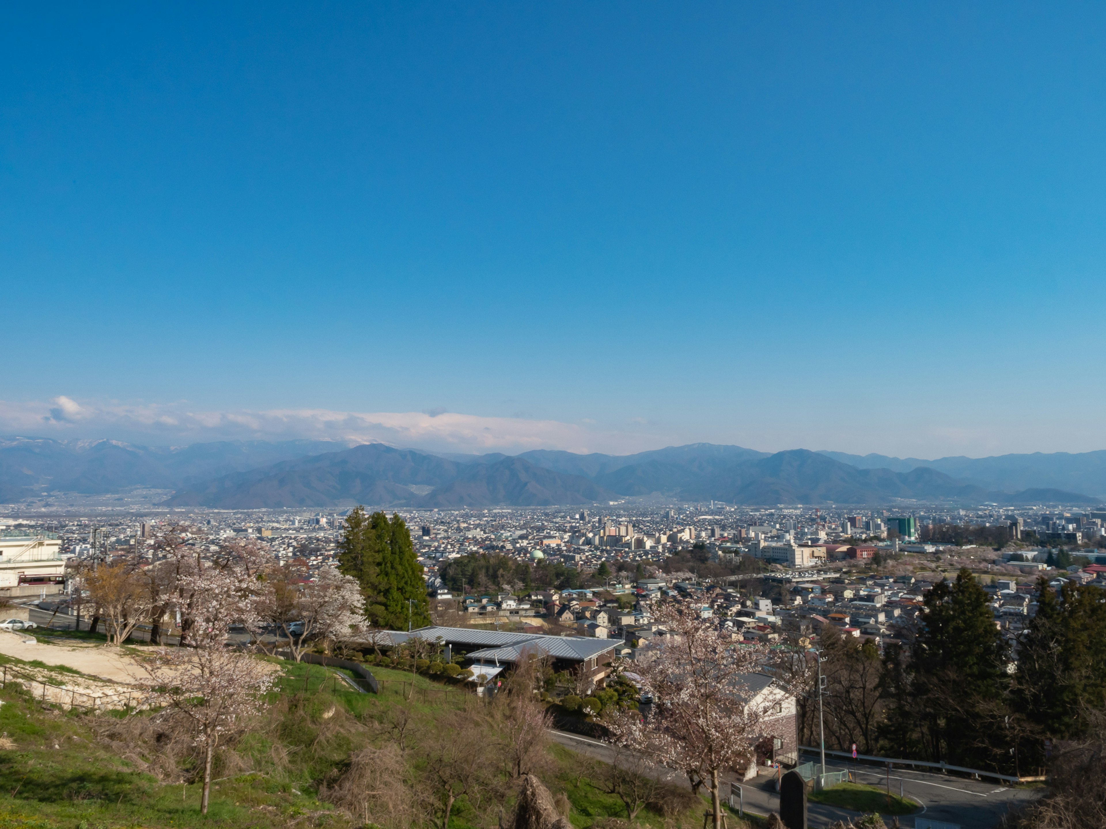 Pemandangan panorama kota Shizuoka dengan pegunungan dan langit biru yang cerah