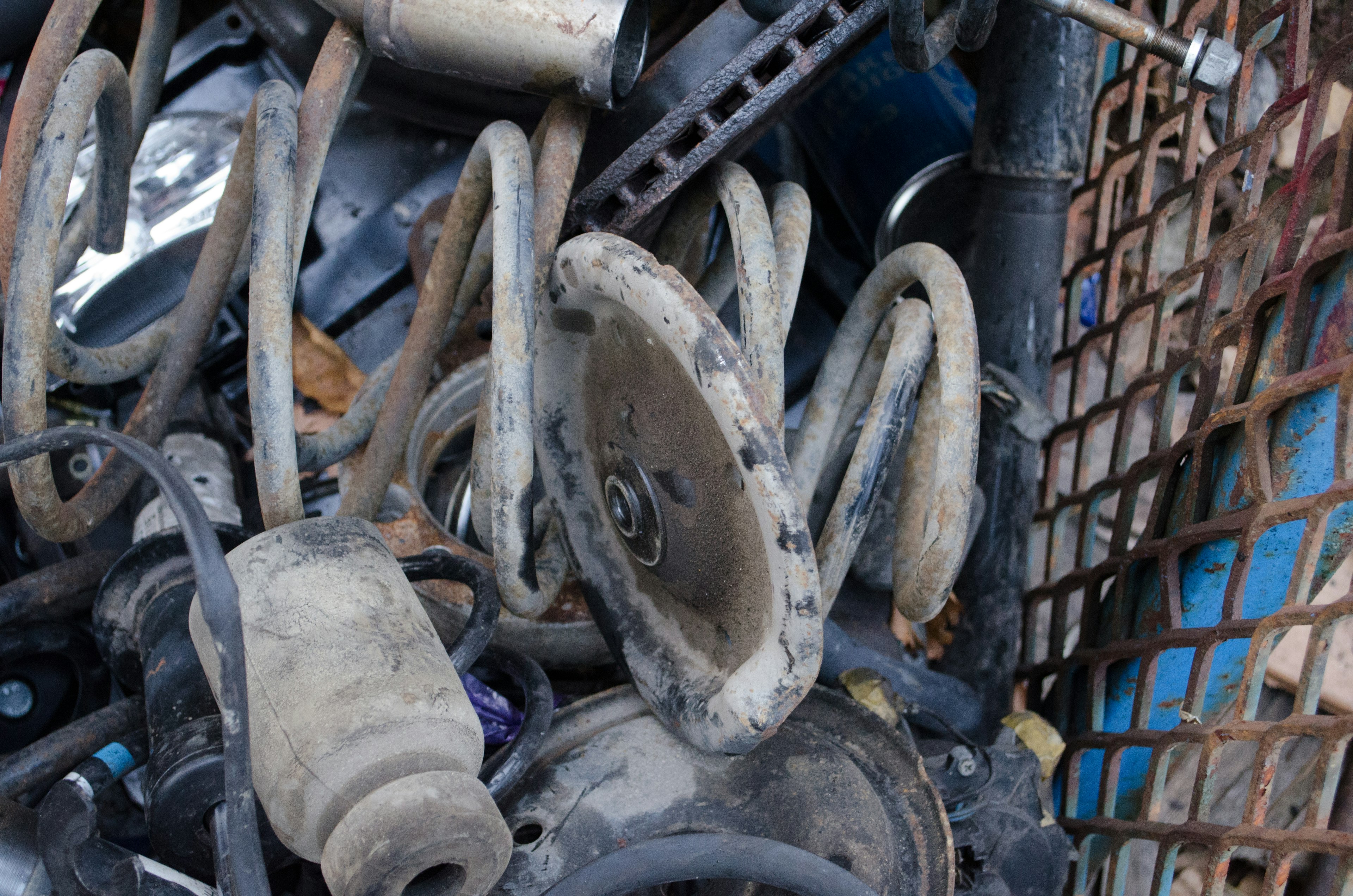 Un tas de ferraille automobile comprenant des ressorts et des pièces en métal