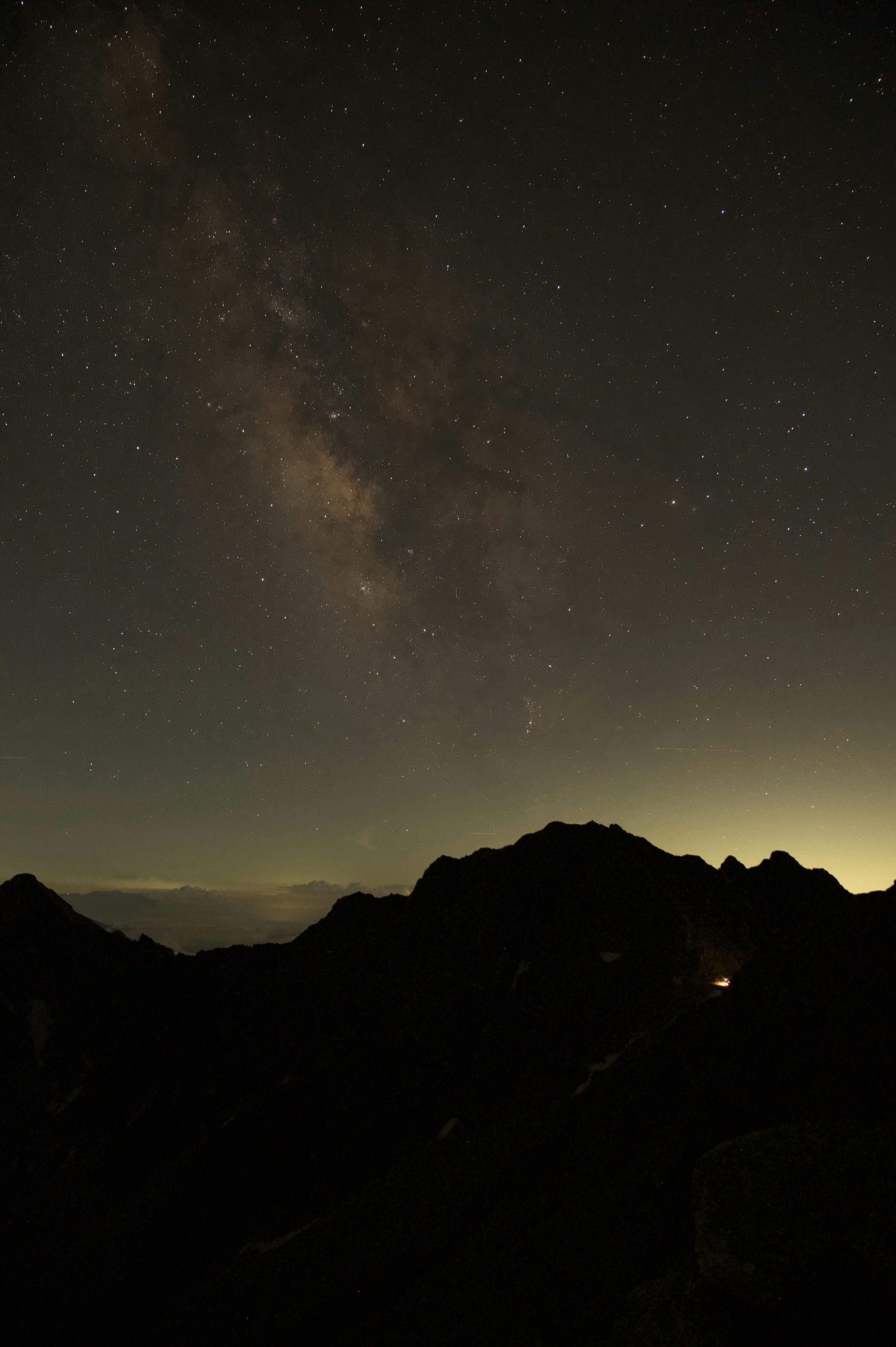 星空の下に広がる山々と天の川の美しい景色