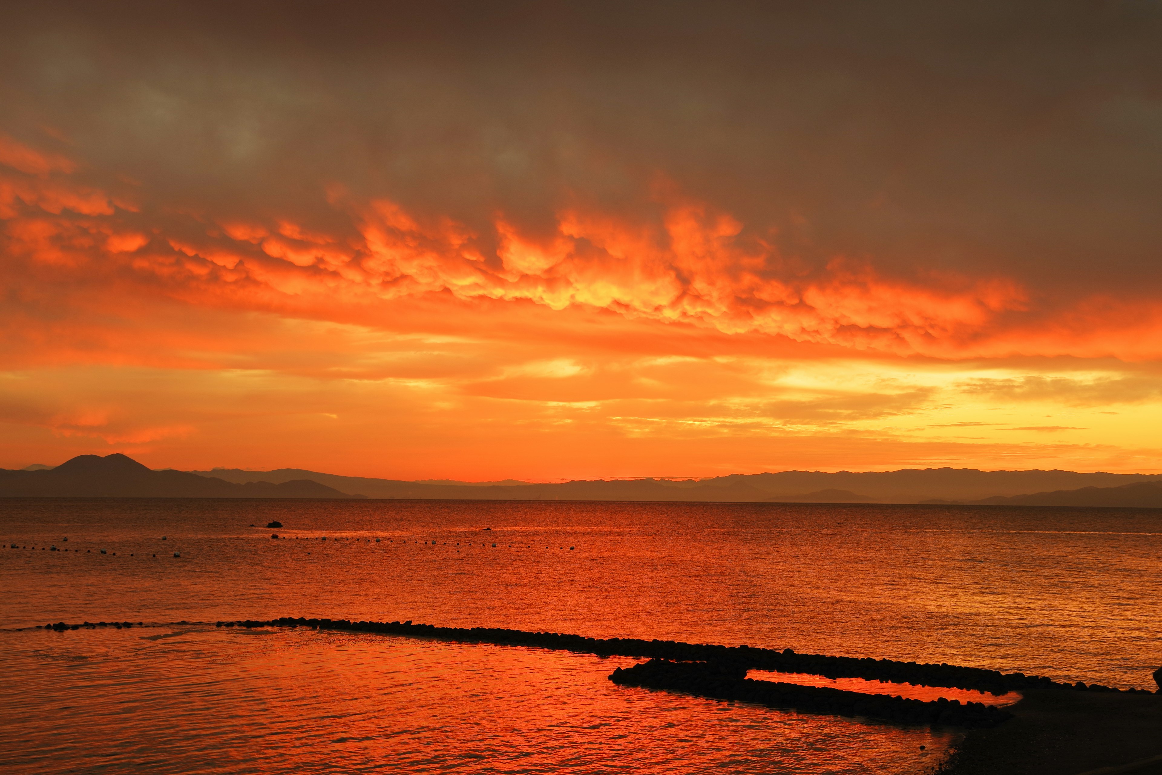 美しい夕焼けが水面に反射している景色