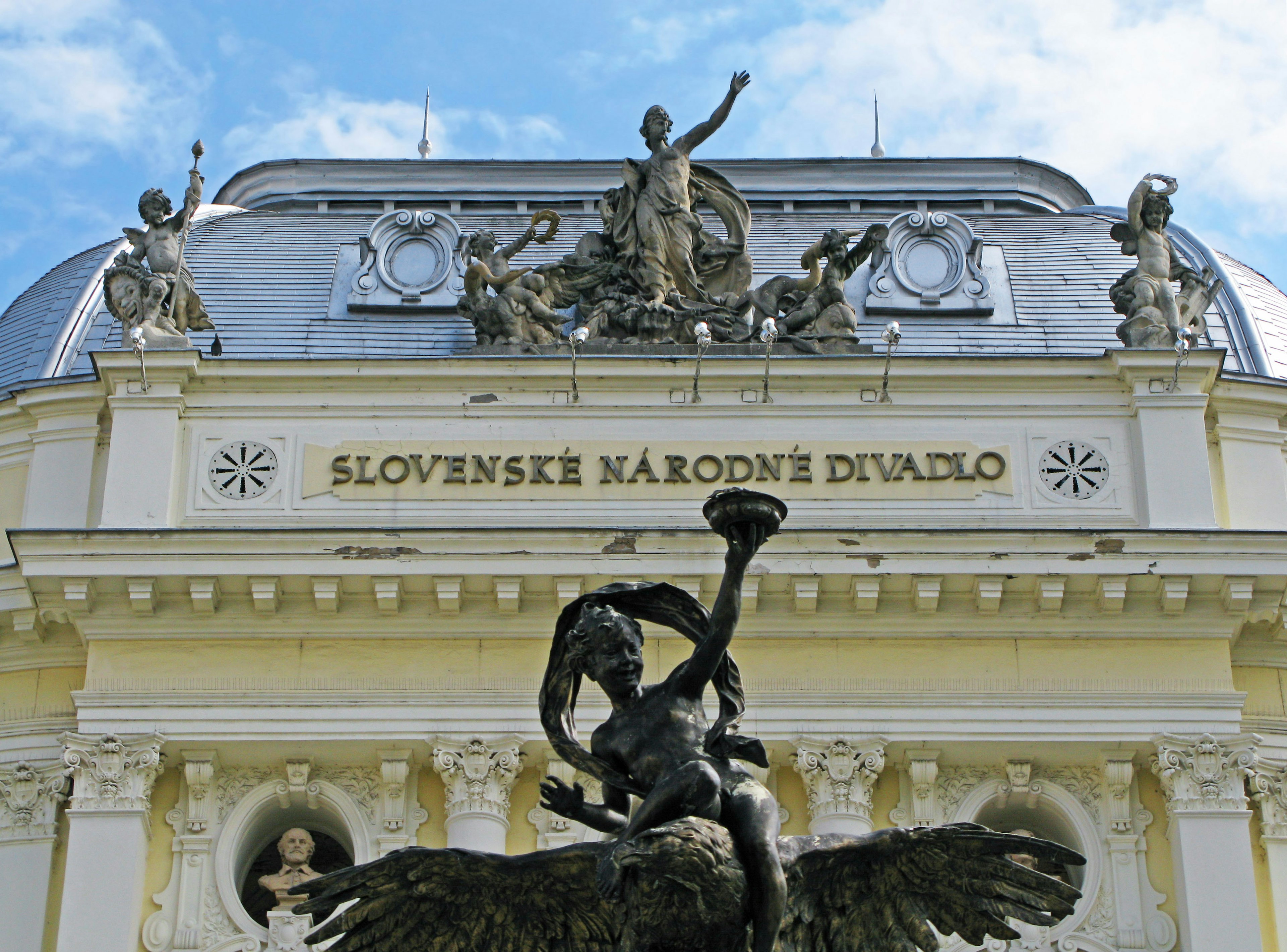 Fassade des Slowakischen Nationaltheaters mit verzierten Skulpturen