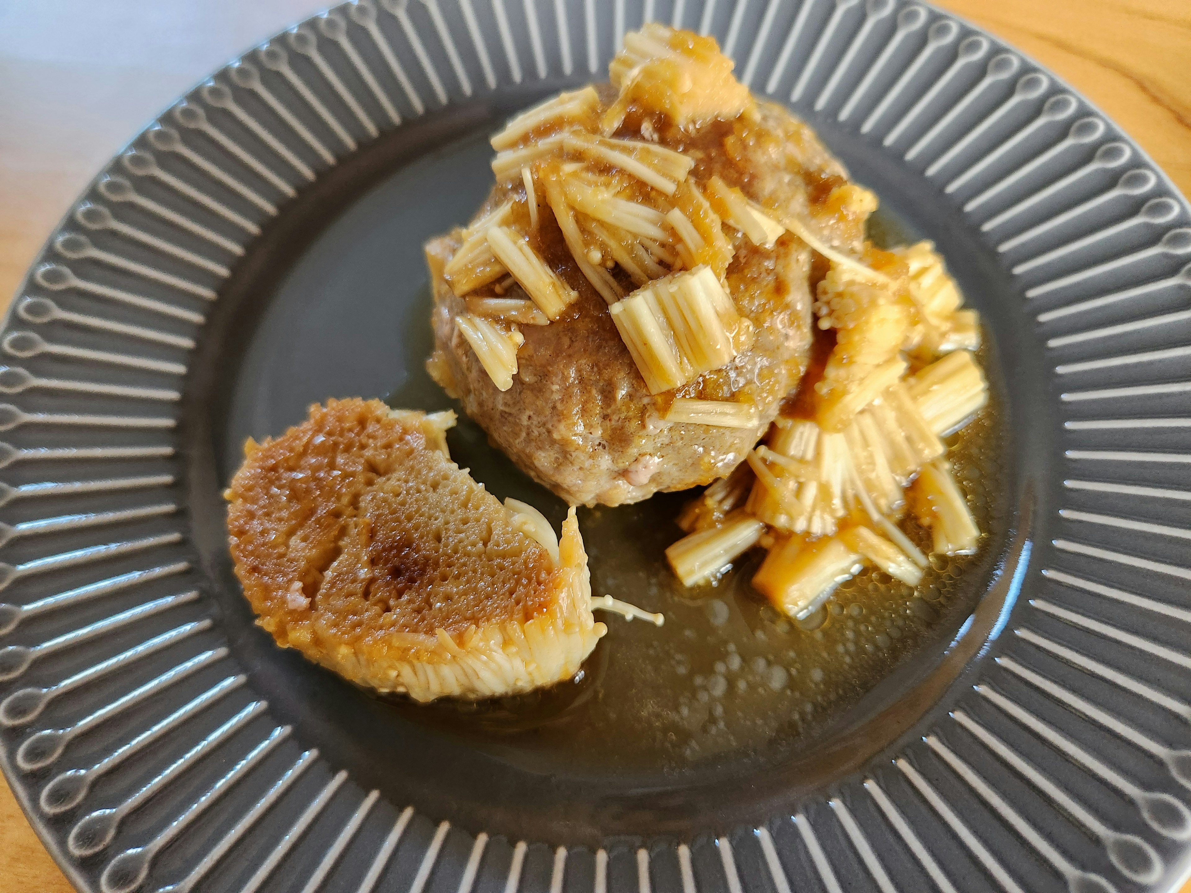 Piatto di carne guarnito con cipollotti servito su un piatto decorativo